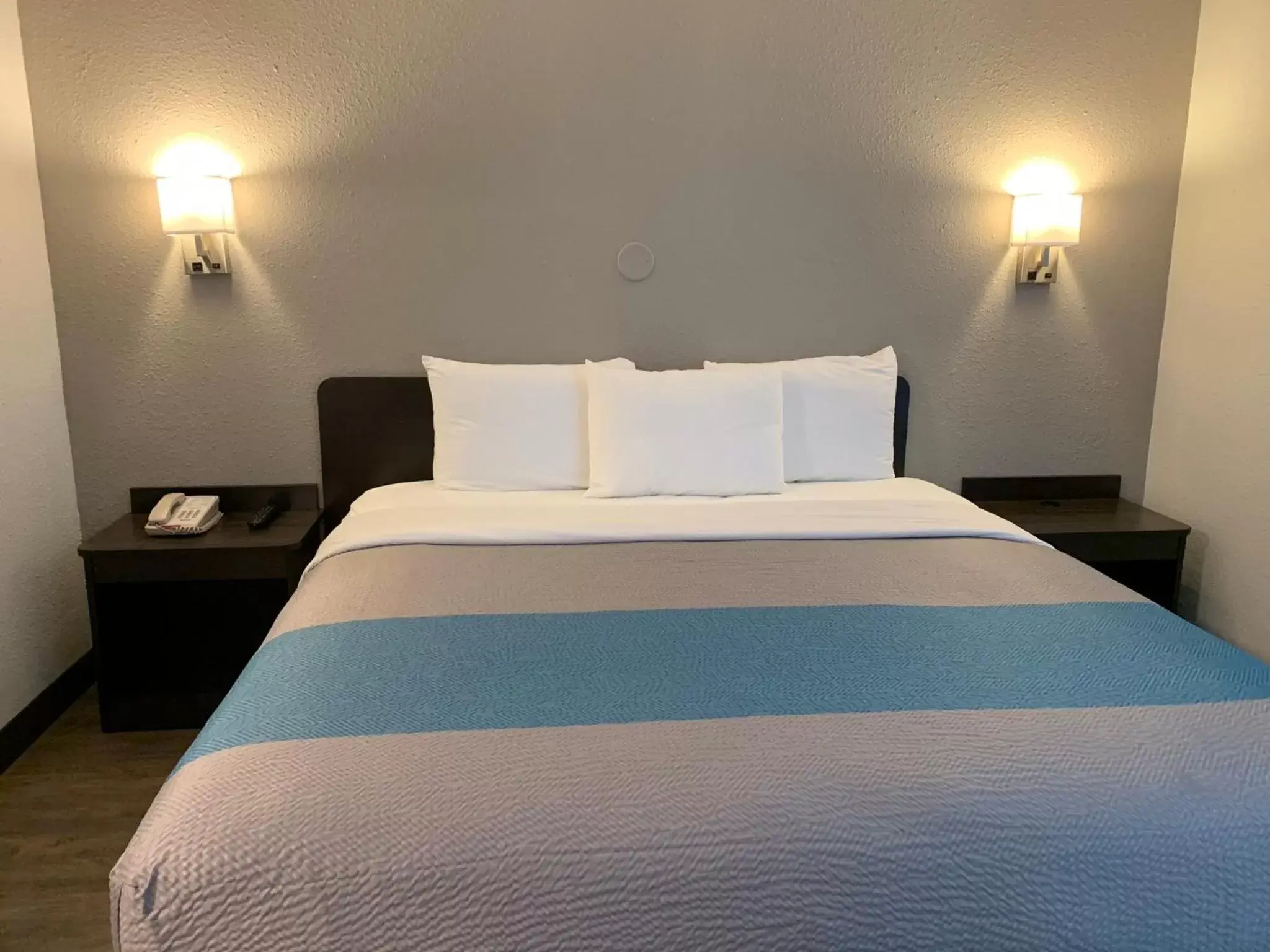 Bed in Motel 6-Fort Wayne, IN