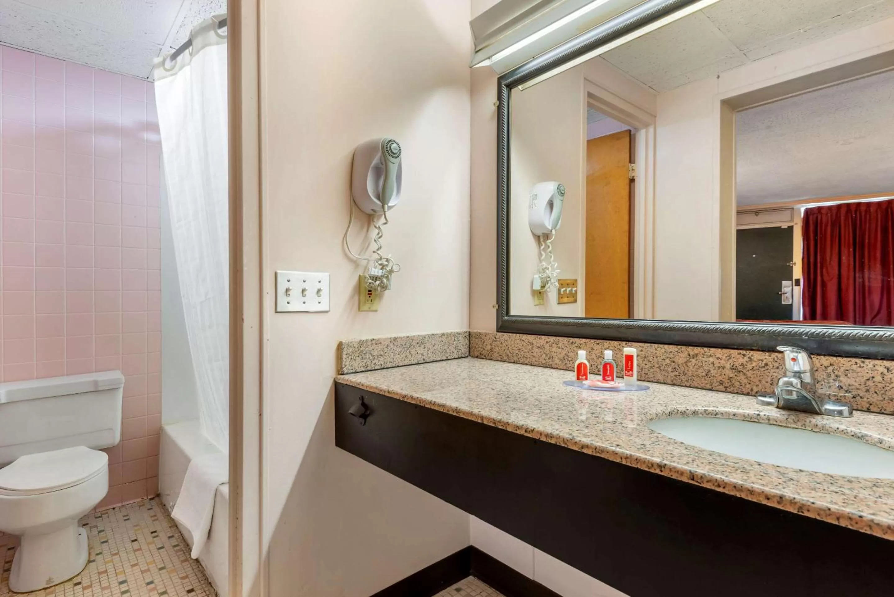 Bathroom in Econo Lodge Cortland Downtown