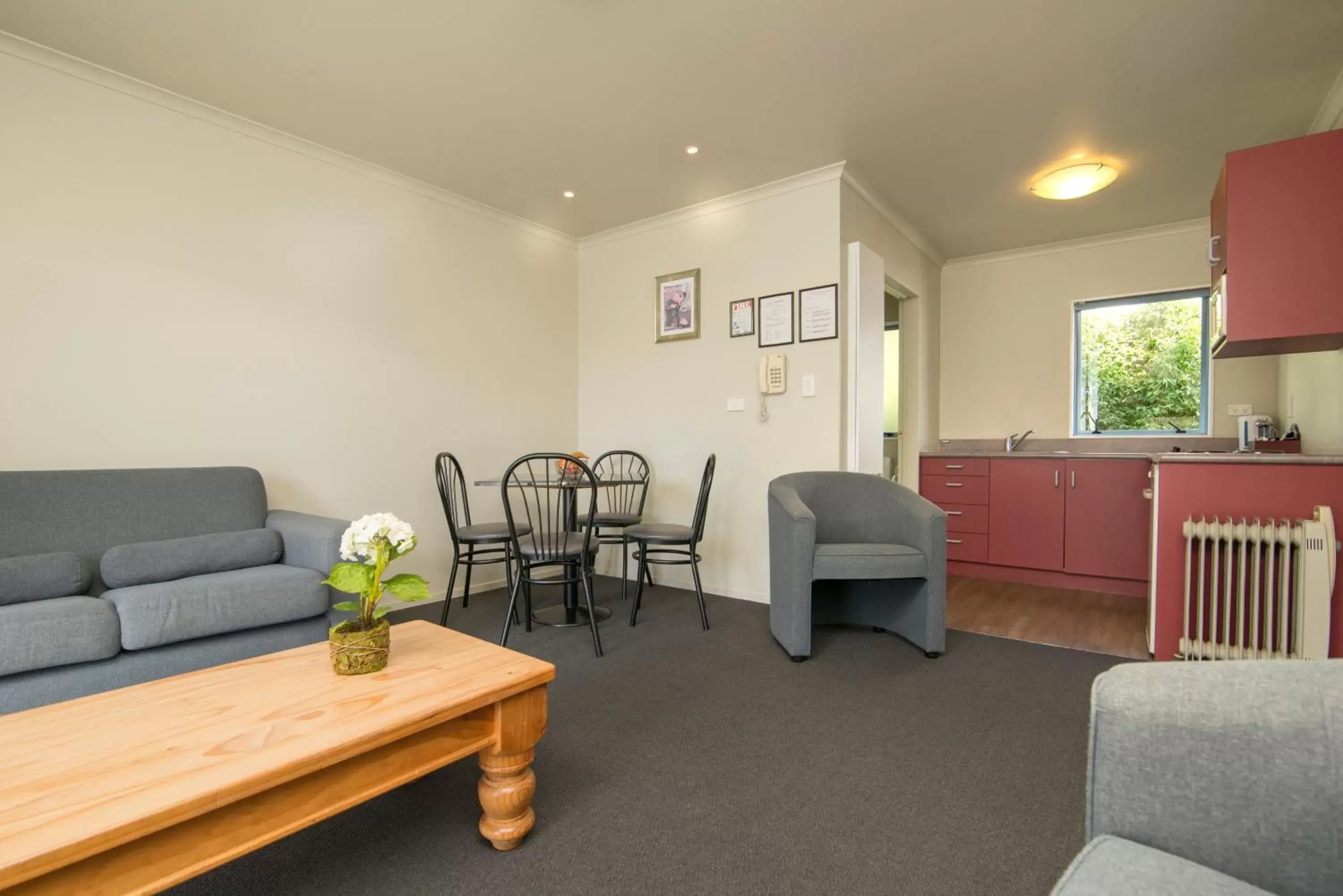 Kitchen or kitchenette, Seating Area in Aldan Lodge