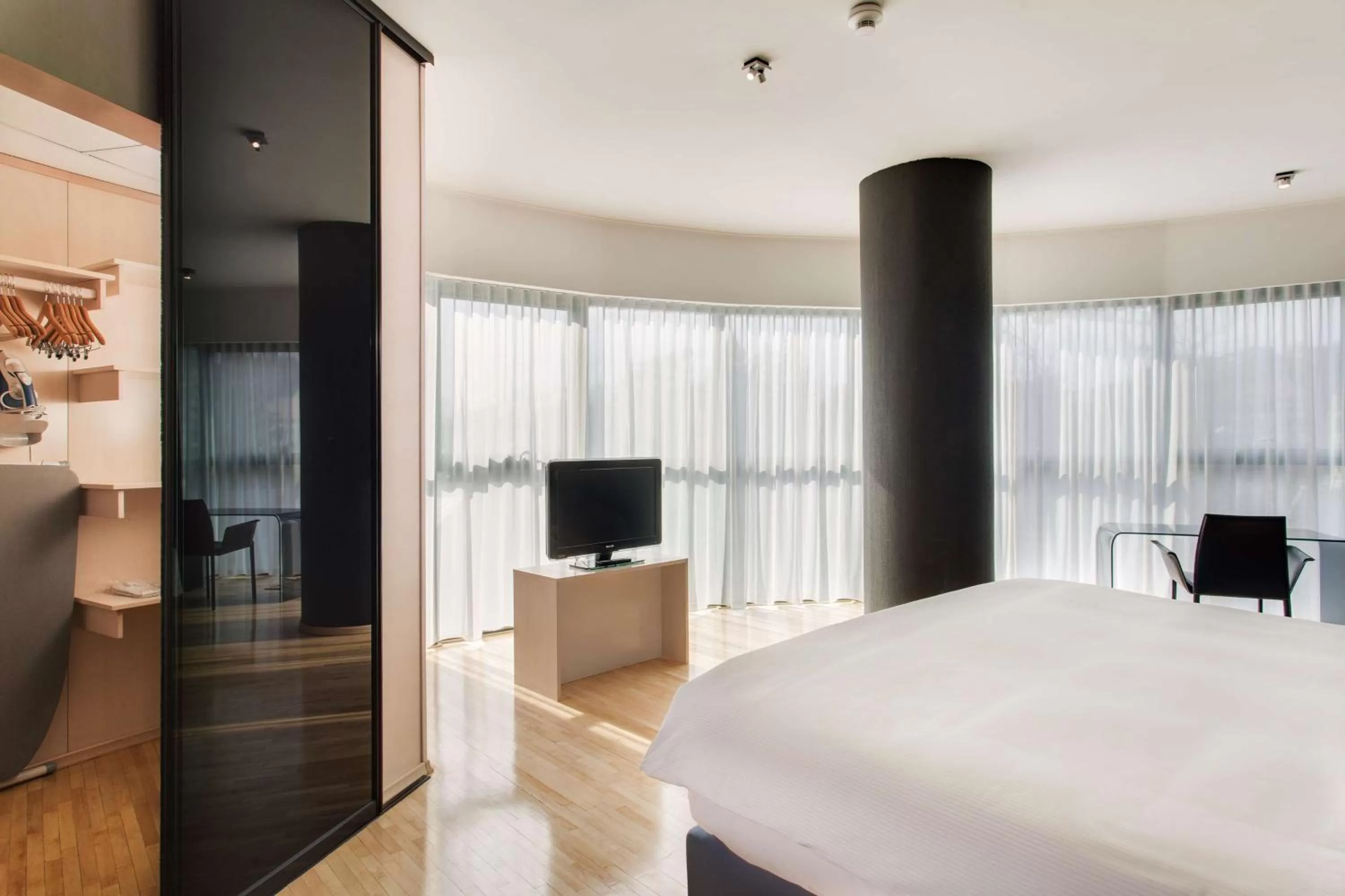 Bedroom, Bed in DoubleTree by Hilton Hotel Cluj - City Plaza