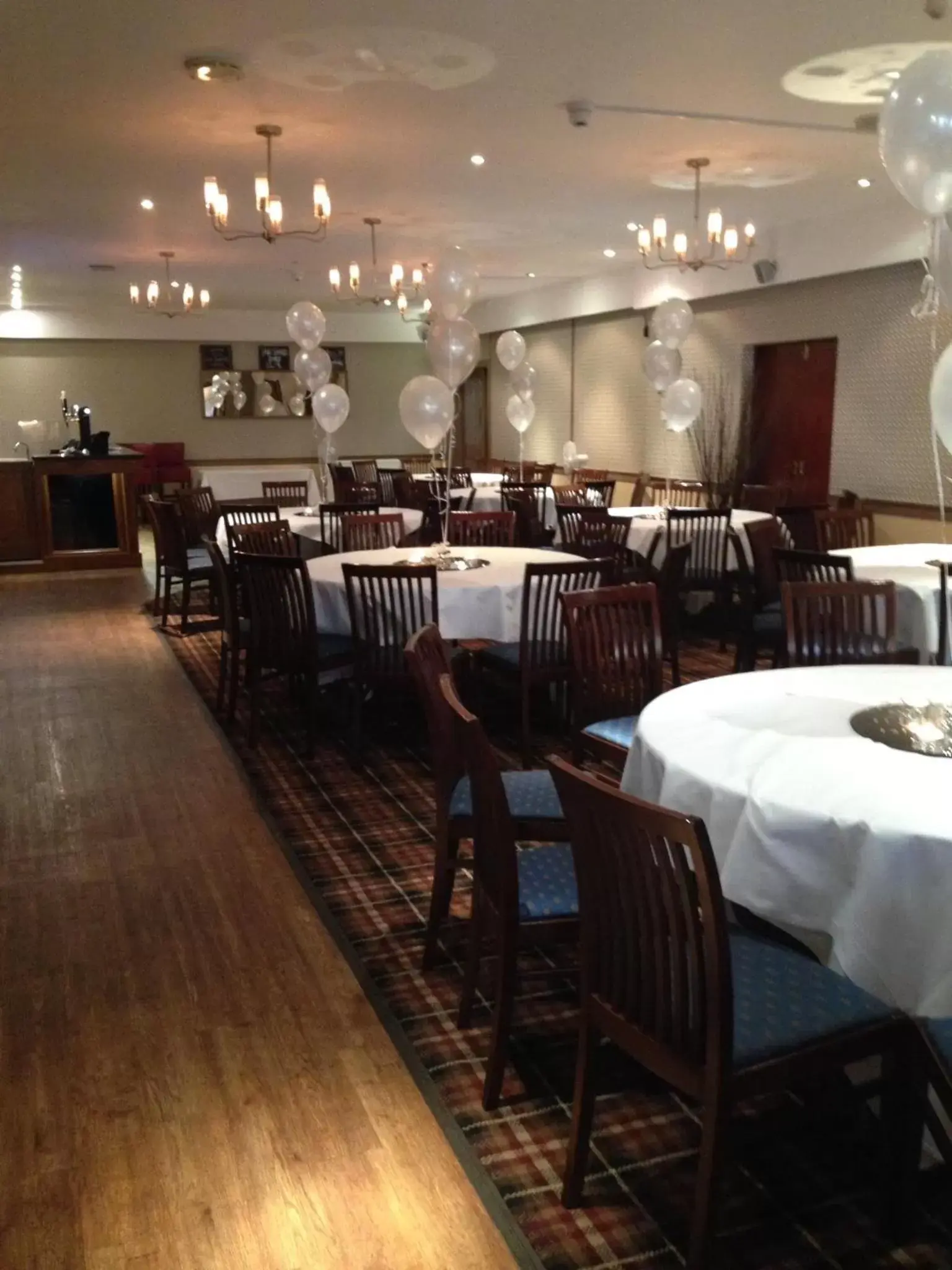 Restaurant/Places to Eat in King Robert Hotel