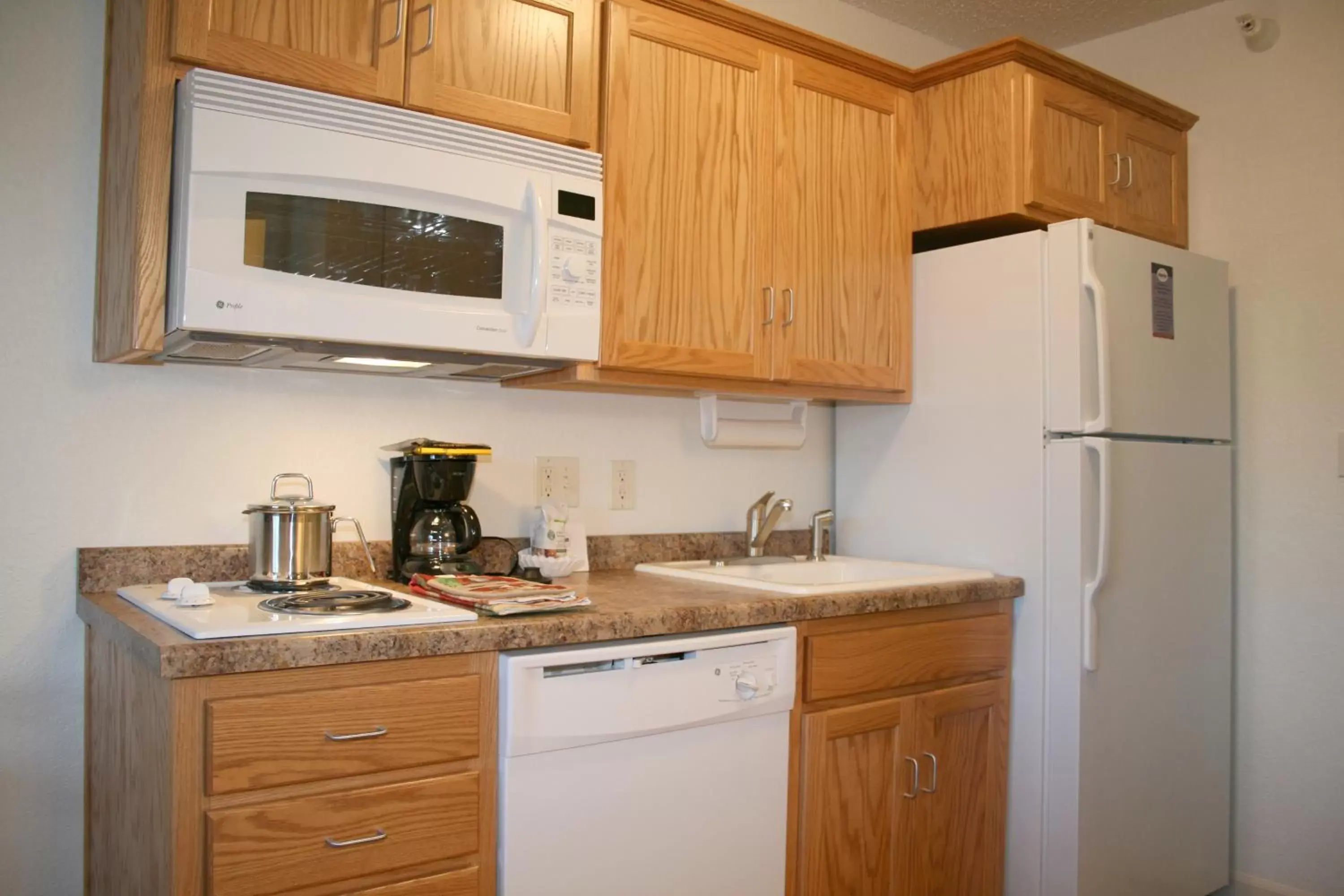 Kitchen or kitchenette, Kitchen/Kitchenette in Days Inn & Suites by Wyndham Green Bay WI