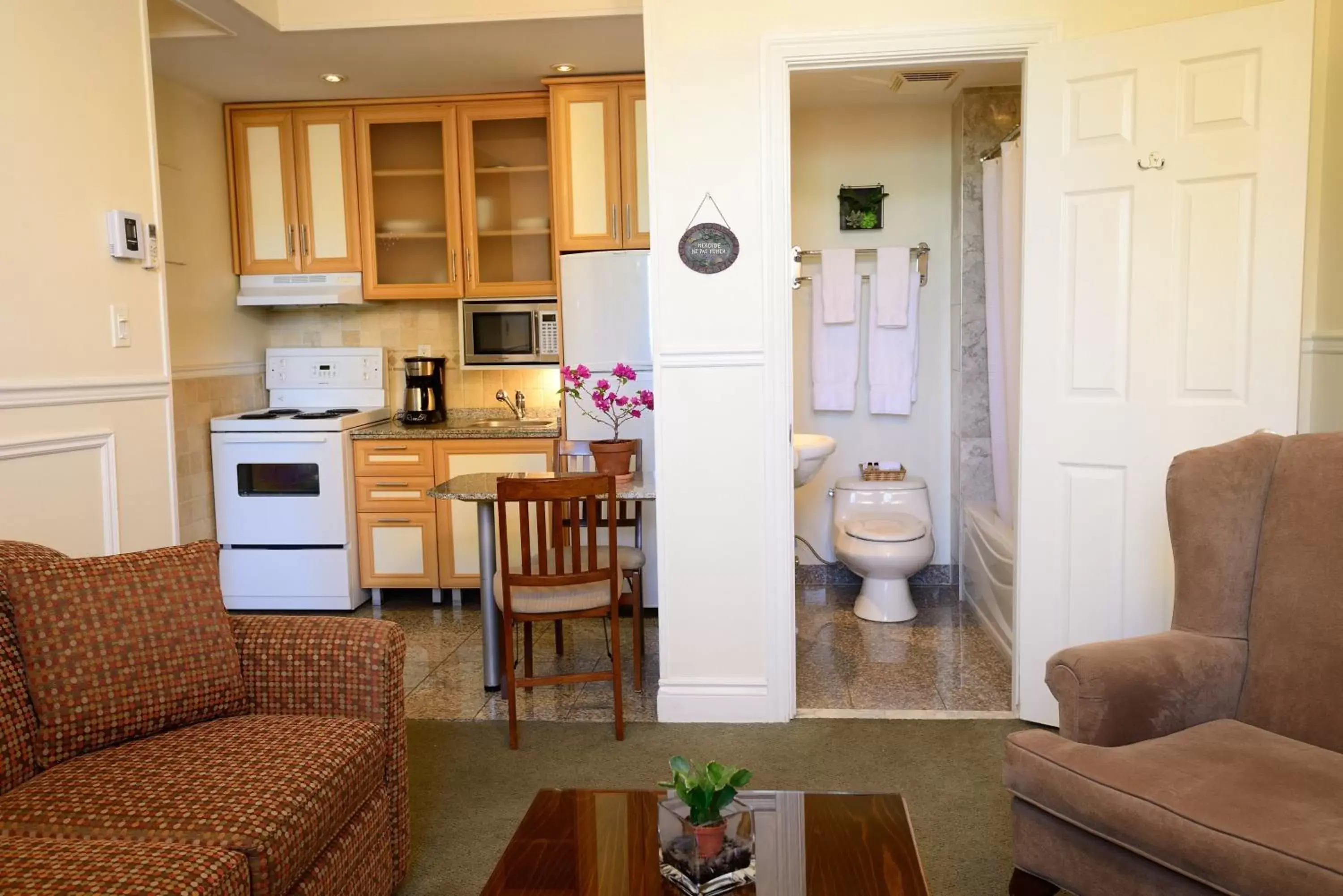 Living room, Kitchen/Kitchenette in Parc Suites Hotel