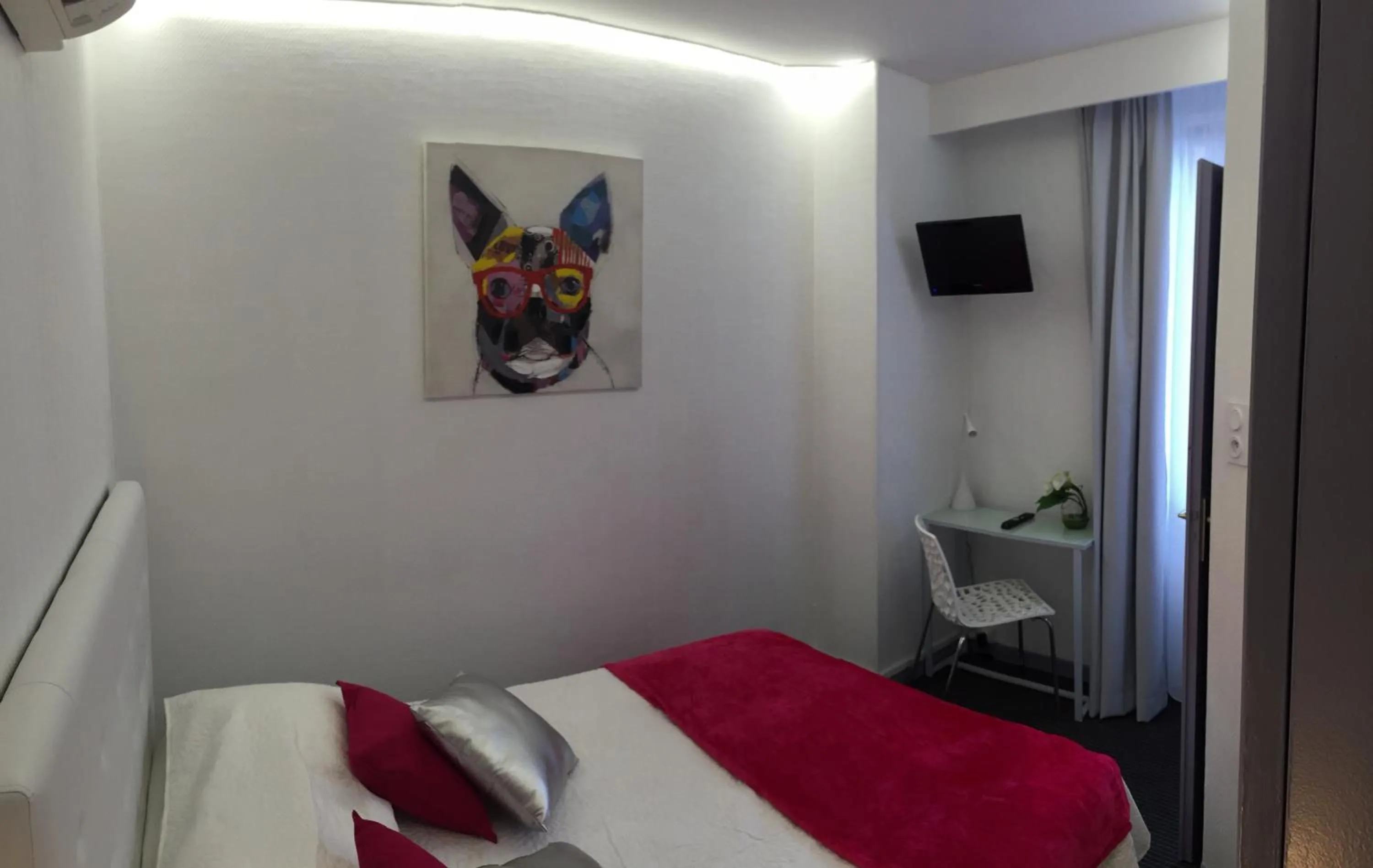 Photo of the whole room, Bed in Hôtel Le Capitole