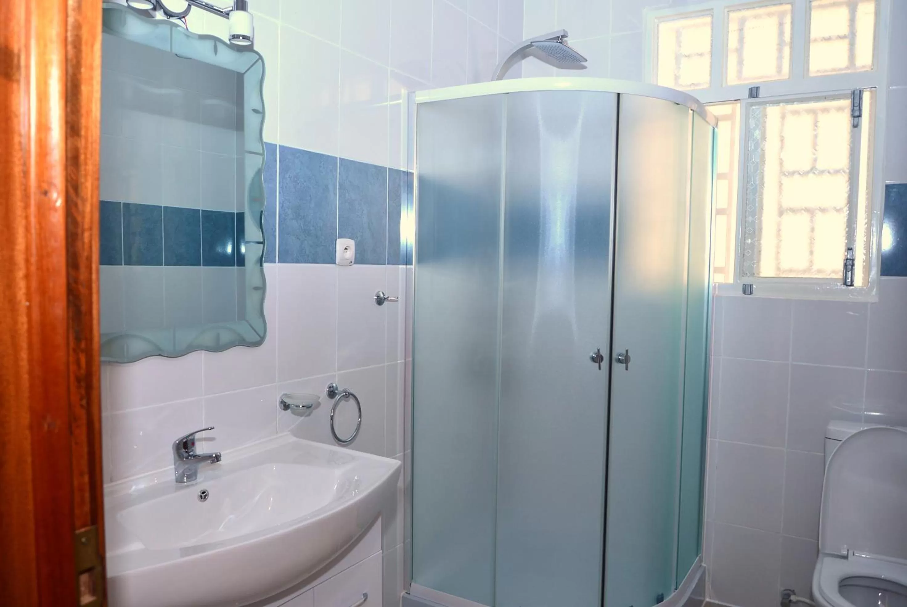 Bathroom in Hôtel Maisons-Sifa