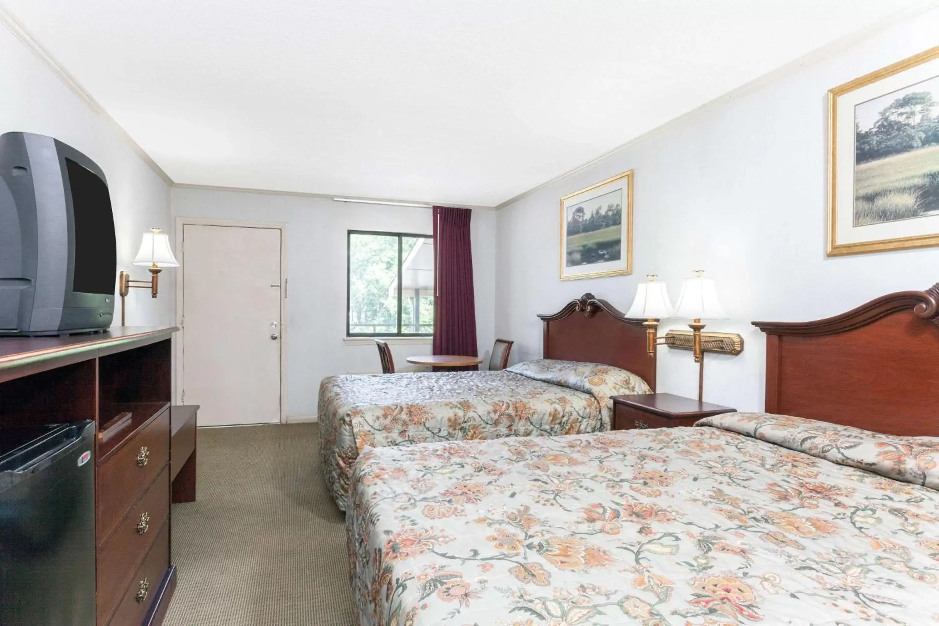 Photo of the whole room, Bed in Knights Inn Point South Yemassee