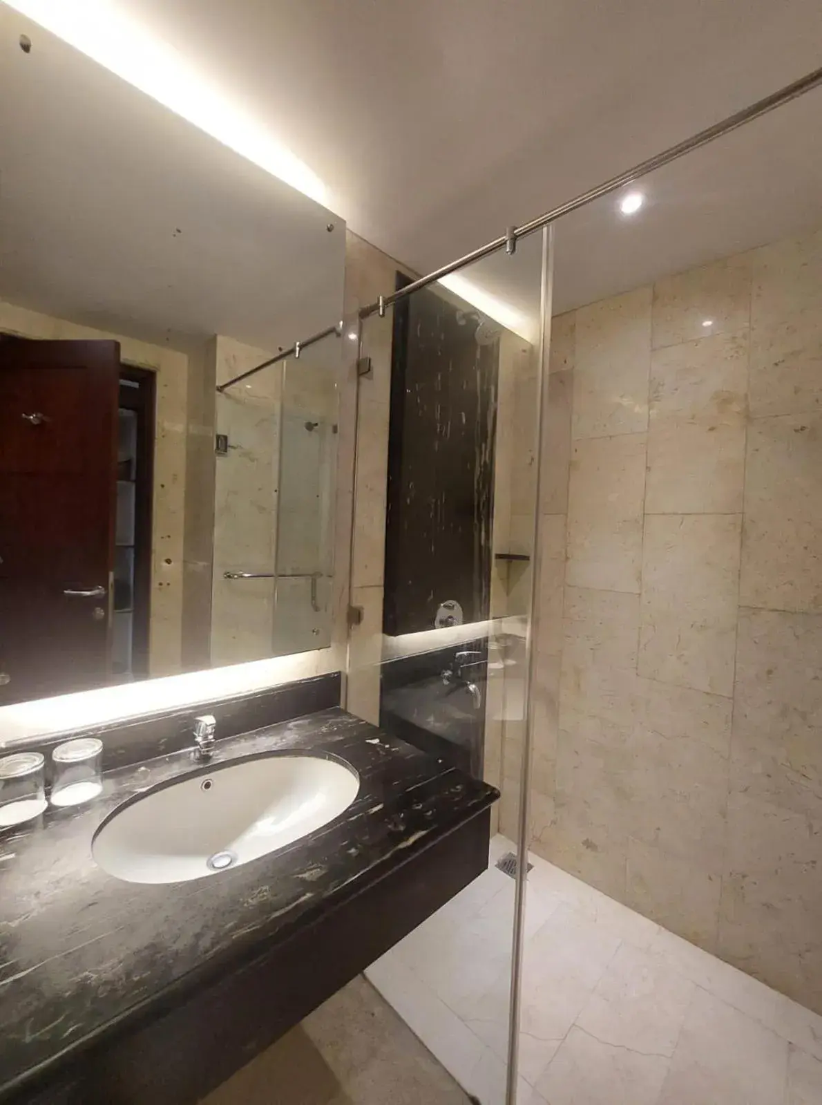 Bathroom in Grand Dafam Q Hotel Banjarbaru || DHM Syariah