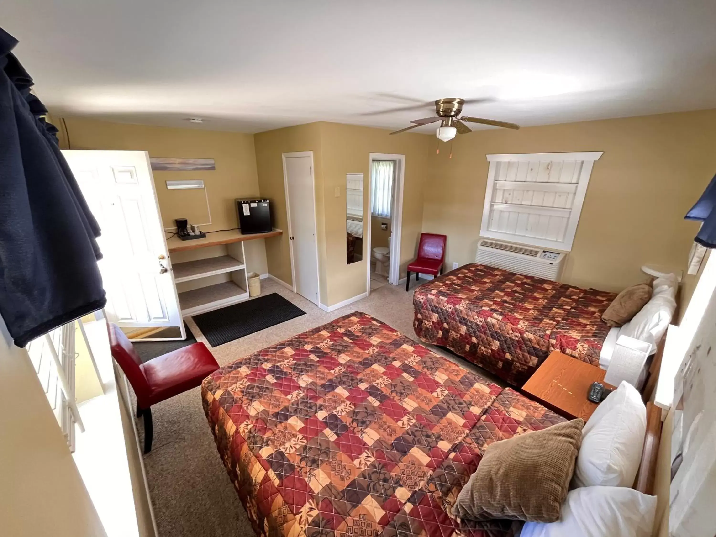 Bed, Seating Area in Honor Motel