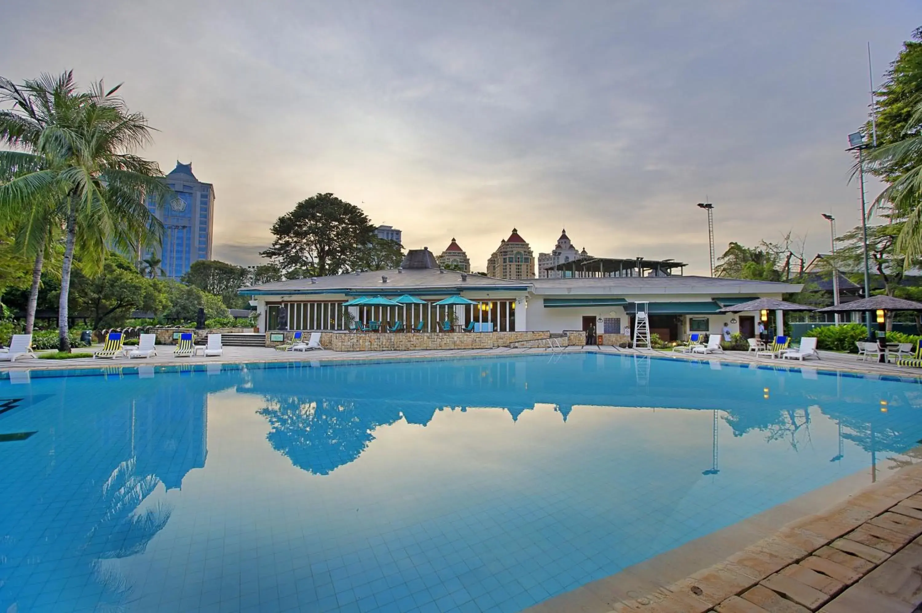 Swimming pool in Hotel Borobudur Jakarta Swimming pool in Hotel Borobudur Jakarta