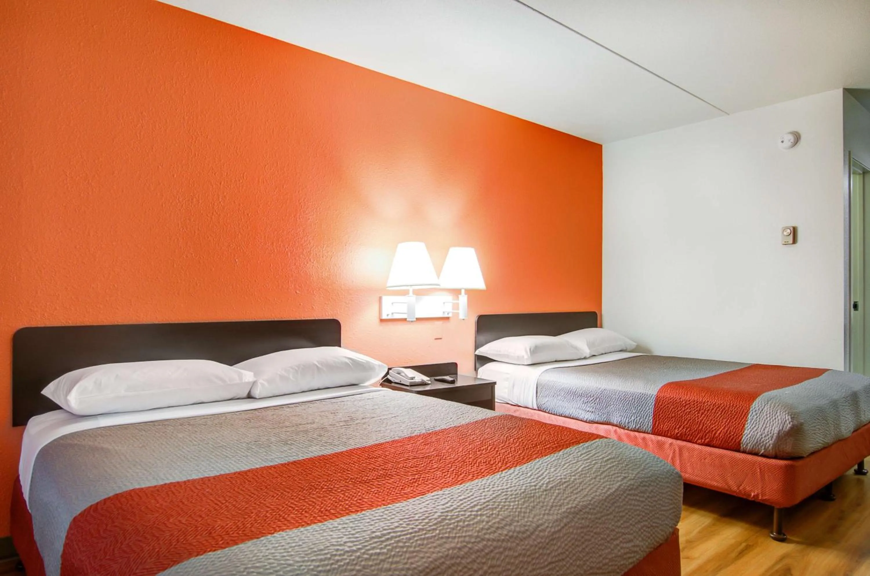 Photo of the whole room, Bed in Motel 6-Springfield, MO - North