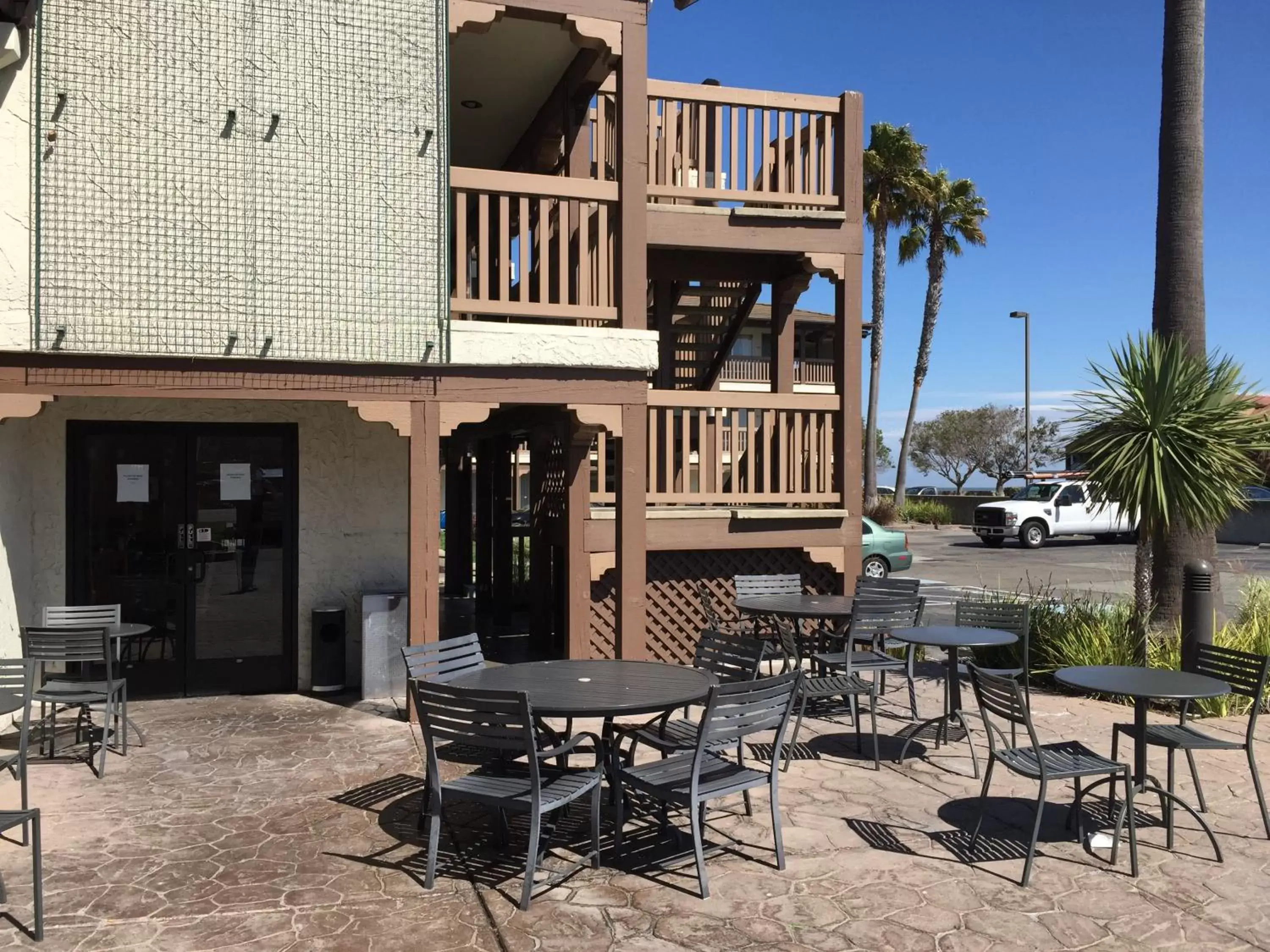 Facade/entrance, Patio/Outdoor Area in Vagabond Inn Executive SFO