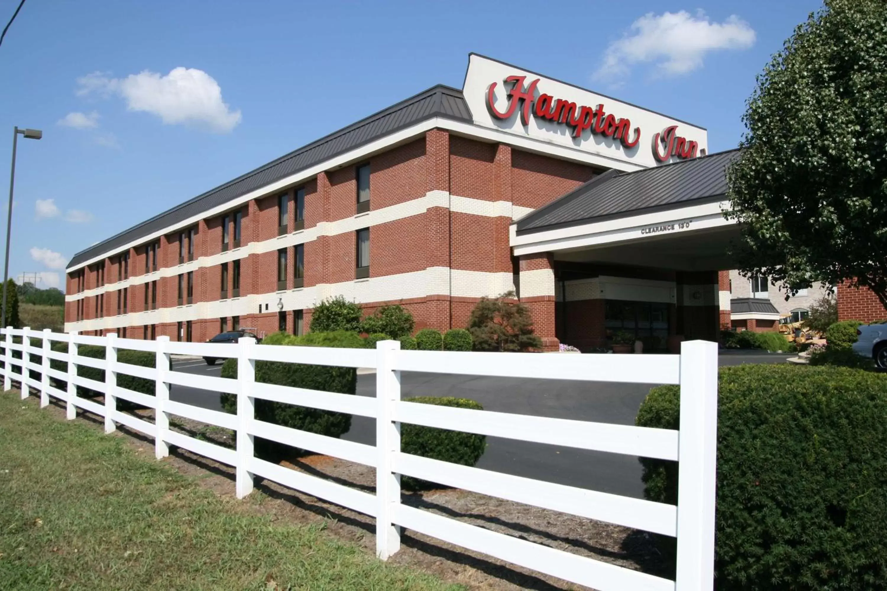 Property building in Hampton Inn Somerset Property building in Hampton Inn Somerset