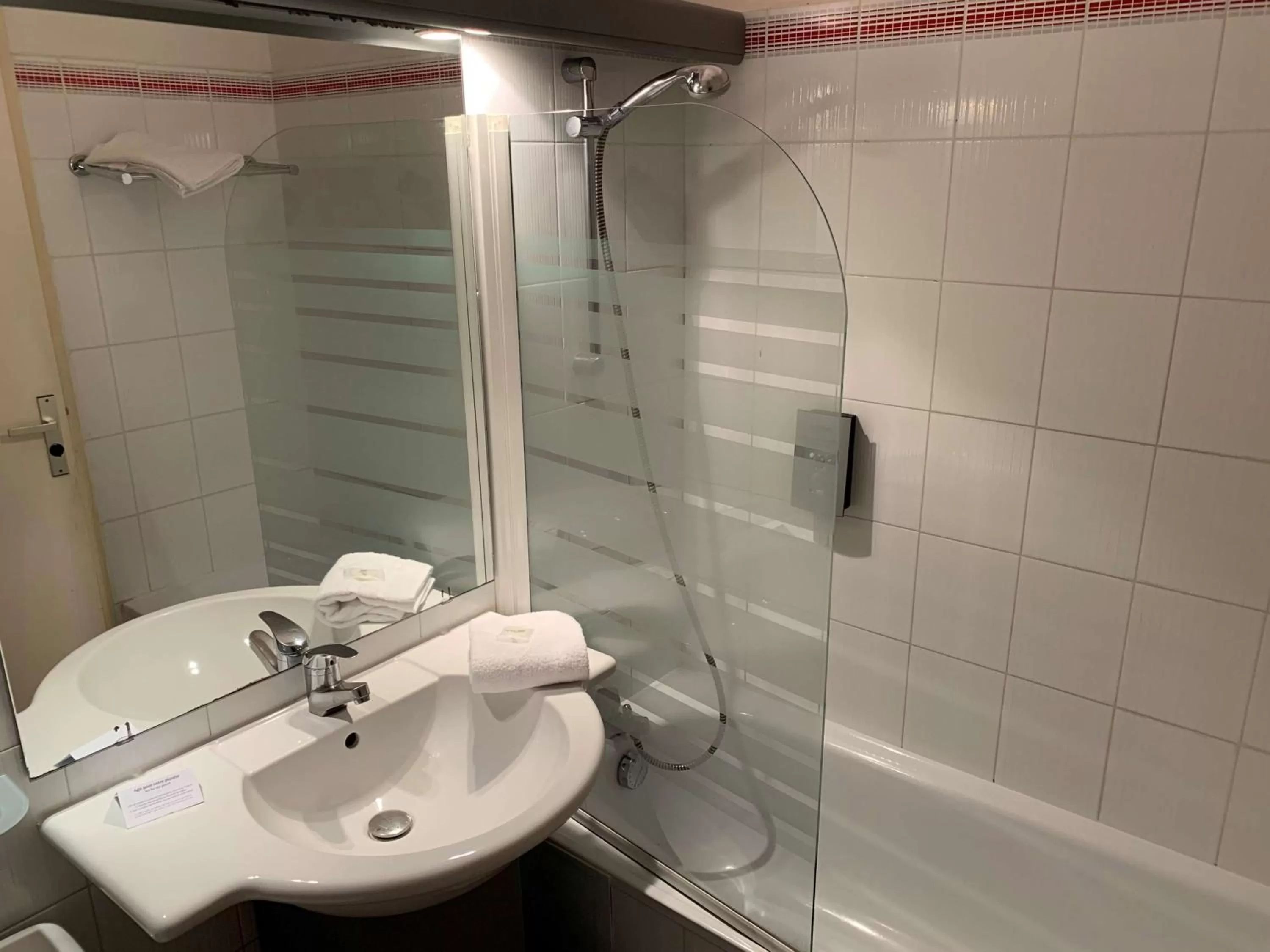 Classic Queen Room in Golden Tulip Avignon Le Paradou