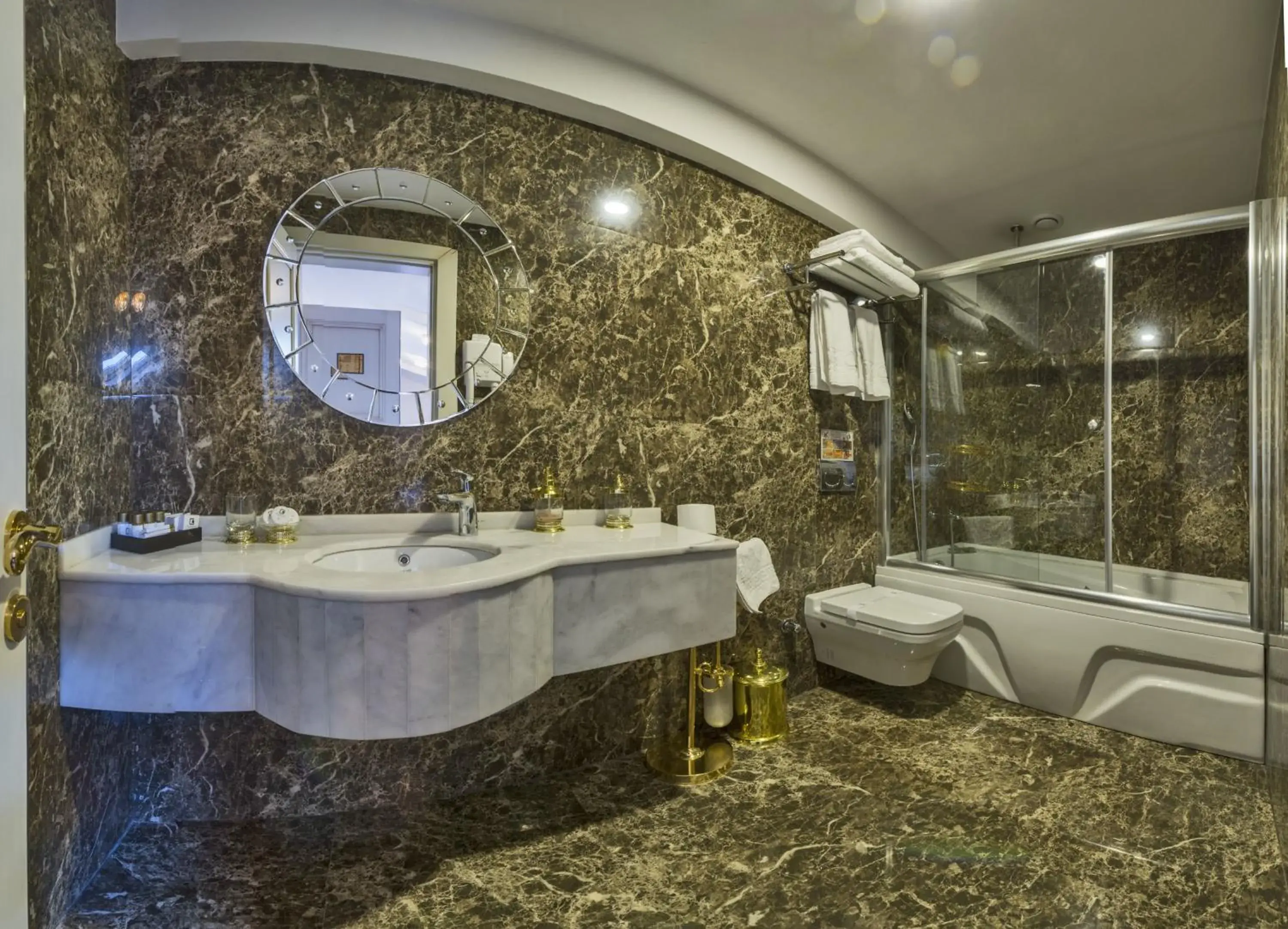 Bathroom in Glorious Hotel