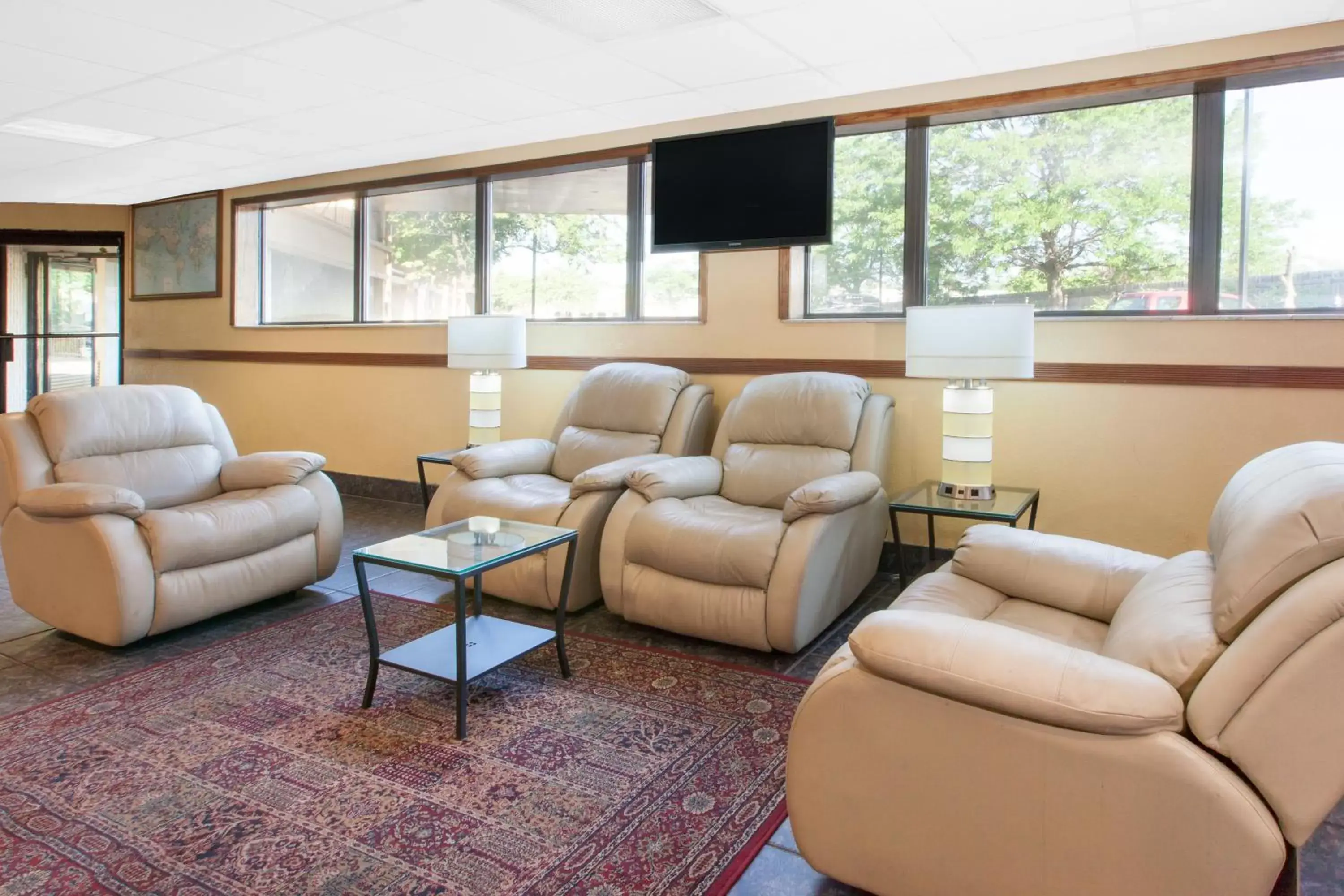 Communal lounge/ TV room, Lounge/Bar in Days Inn & Suites by Wyndham Madison Heights MI