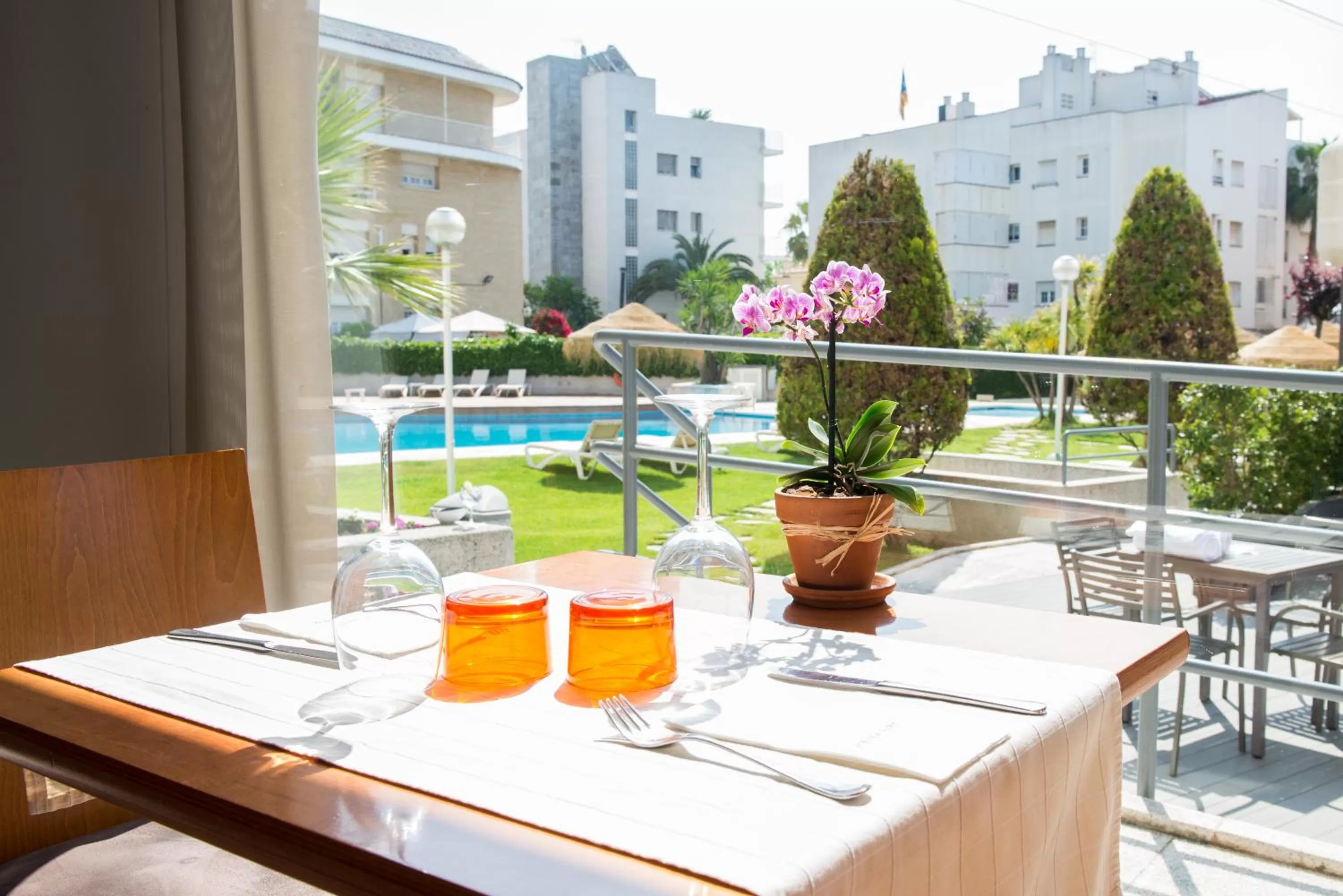 Restaurant/places to eat in Atenea Park Suites & Apartments
