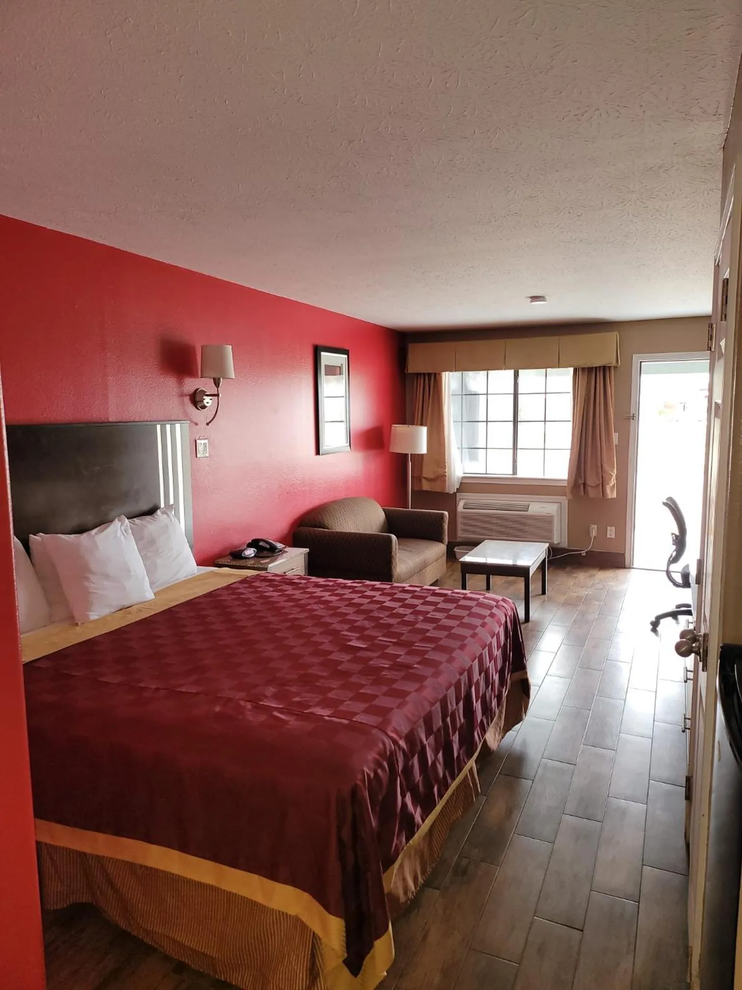 Bed in Texas Inn and Suites Raymondville