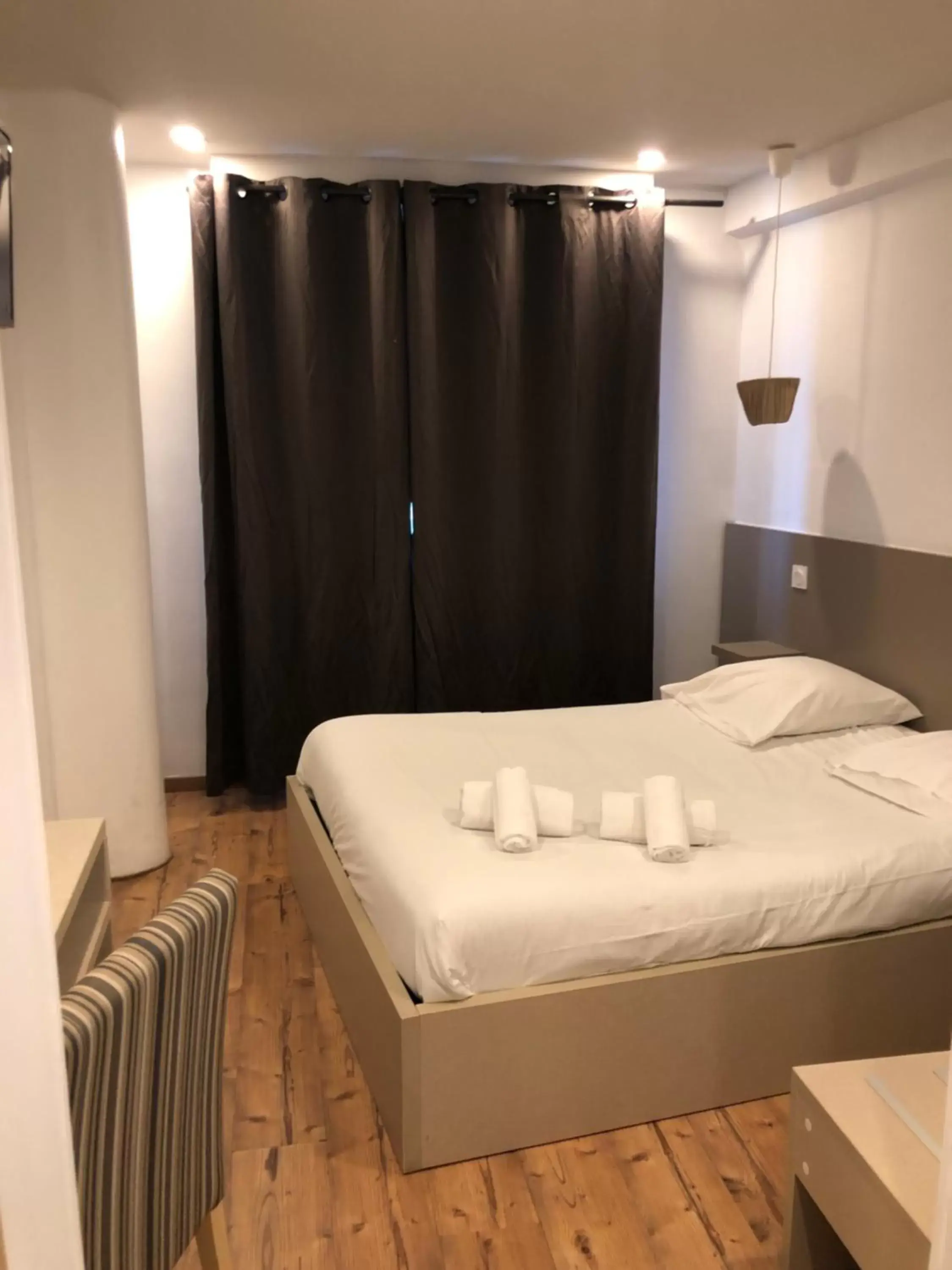 Property building, Bed in Hôtel Saint Roch Montpellier Centre