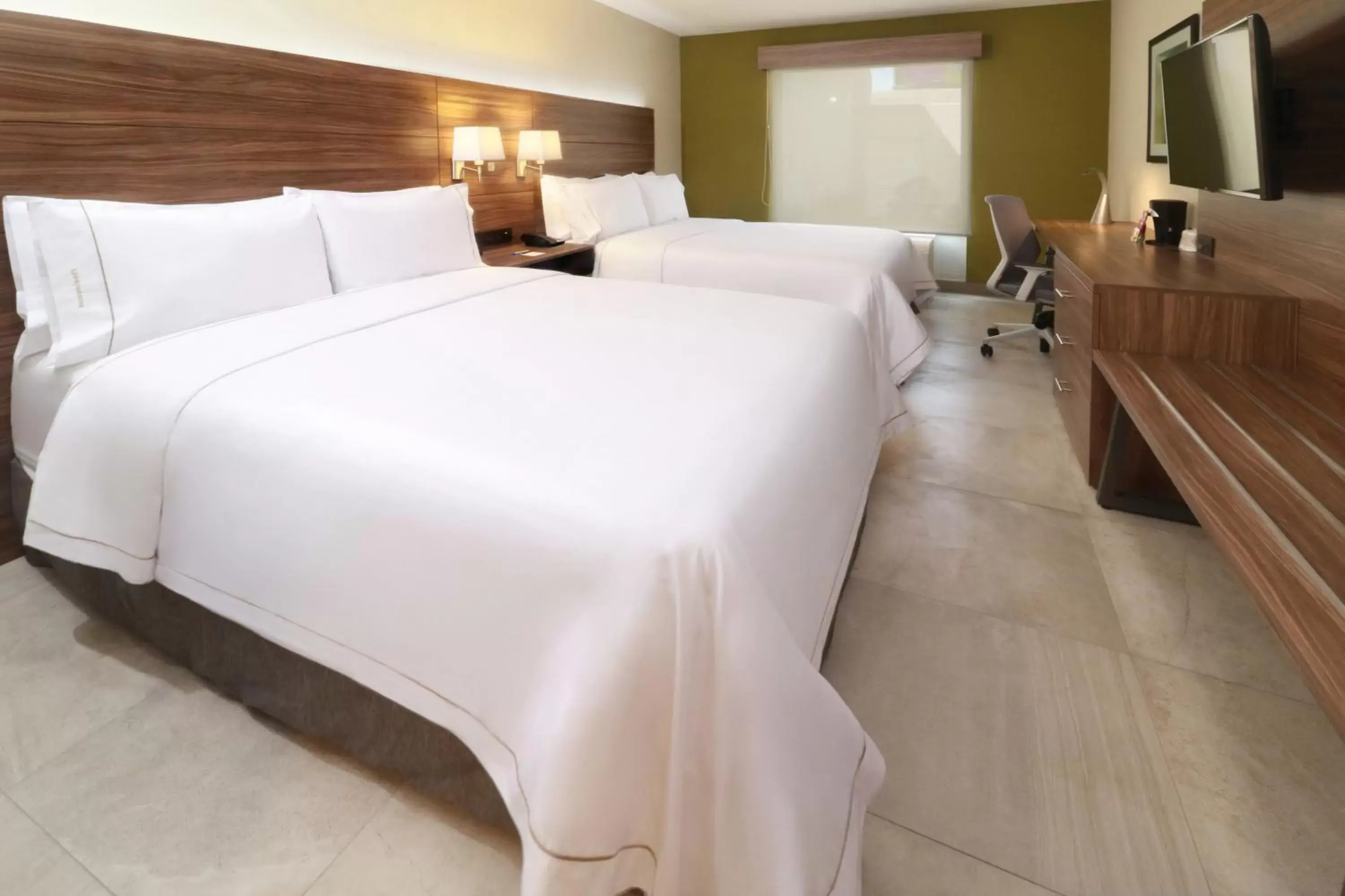 Photo of the whole room, Bed in Holiday Inn Express Guadalajara Aeropuerto, an IHG Hotel