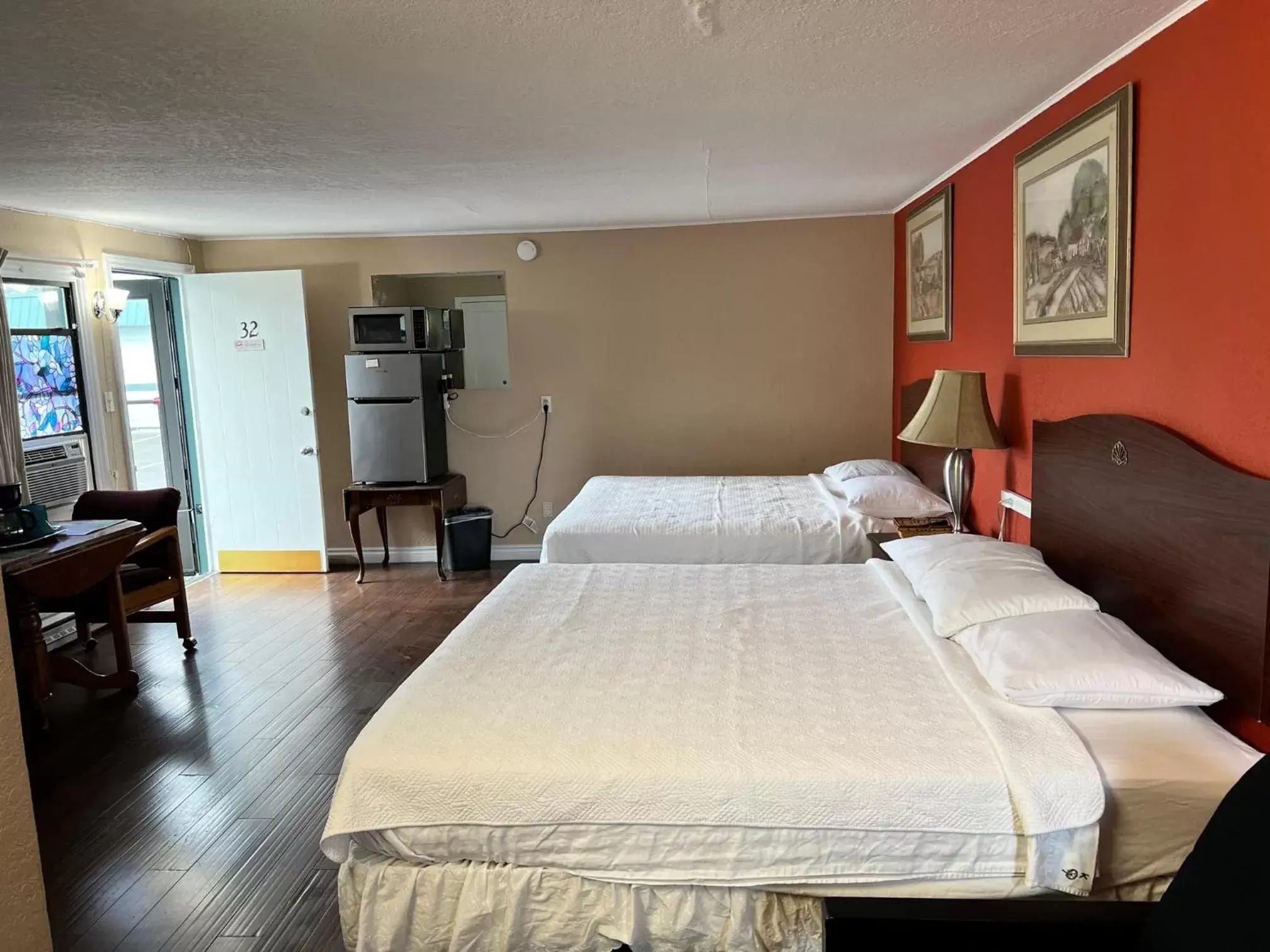 Photo of the whole room, Bed in Great House Motel