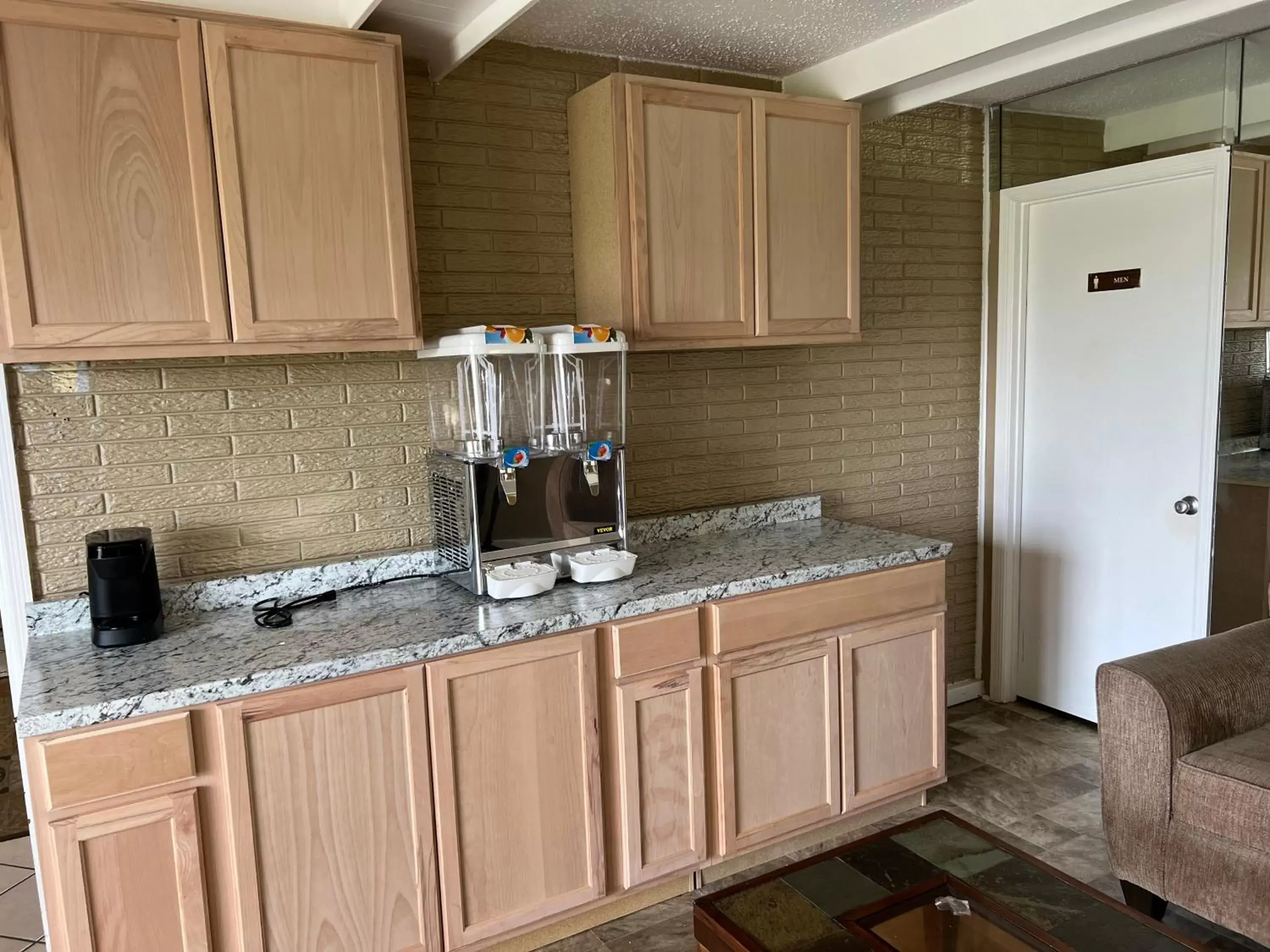 Coffee/tea facilities, Kitchen/Kitchenette in Towne inn