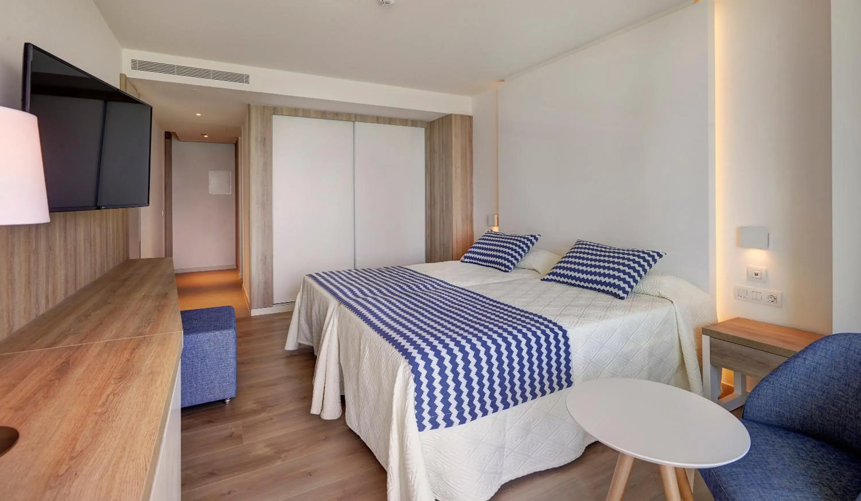 Photo of the whole room, Bed in Hipotels Bahia Cala Millor