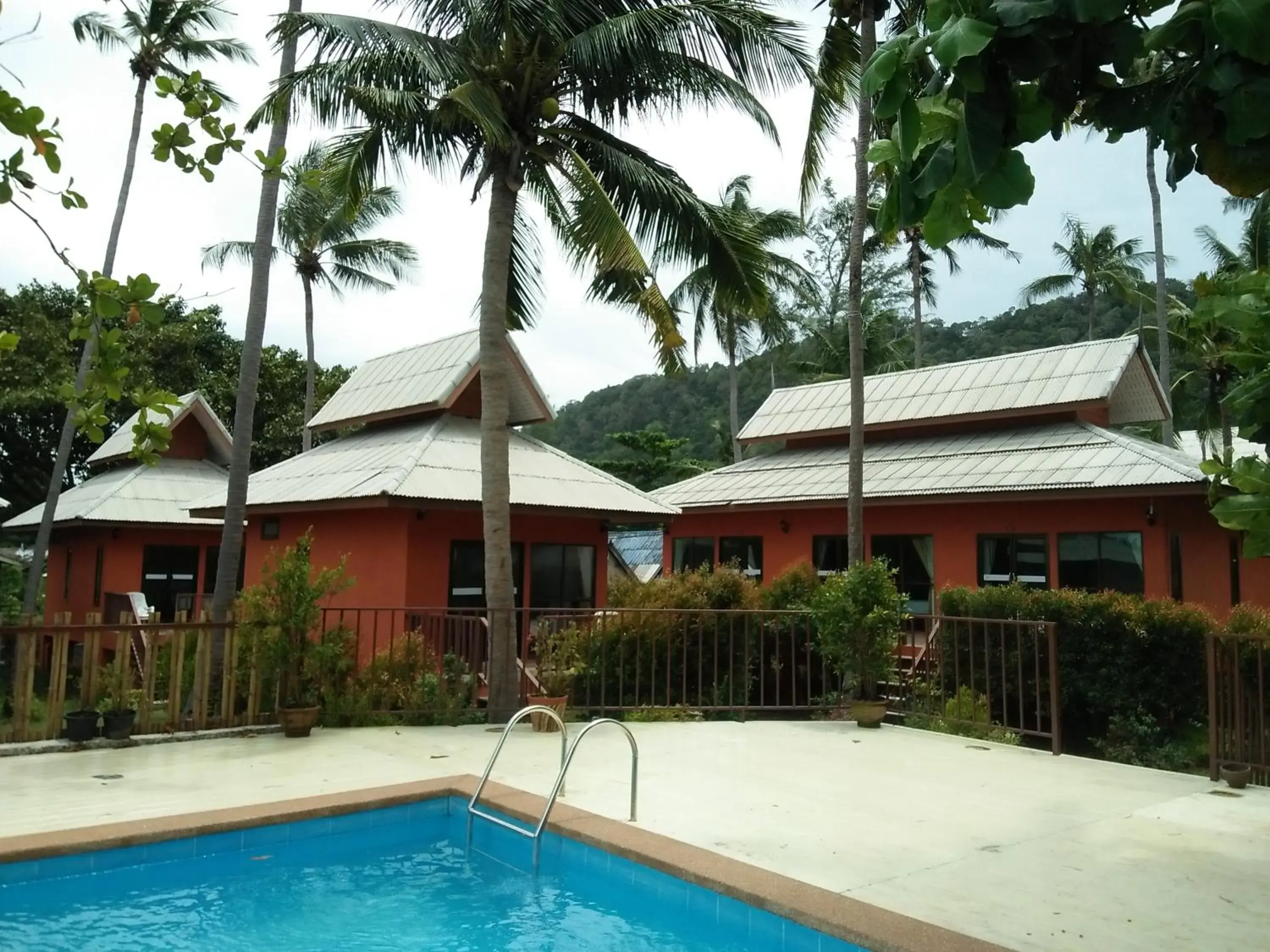 Swimming Pool in Lanta Cottage