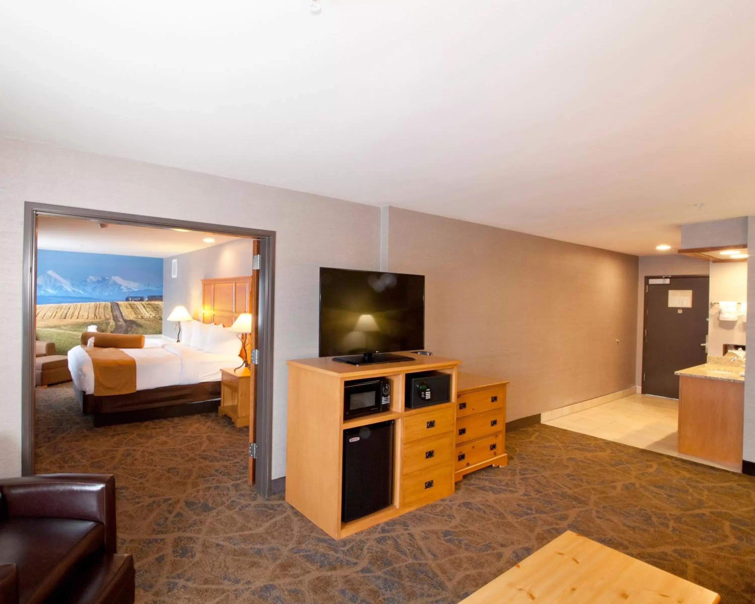 Living room, TV/Entertainment Center in Best Western Plus GranTree Inn