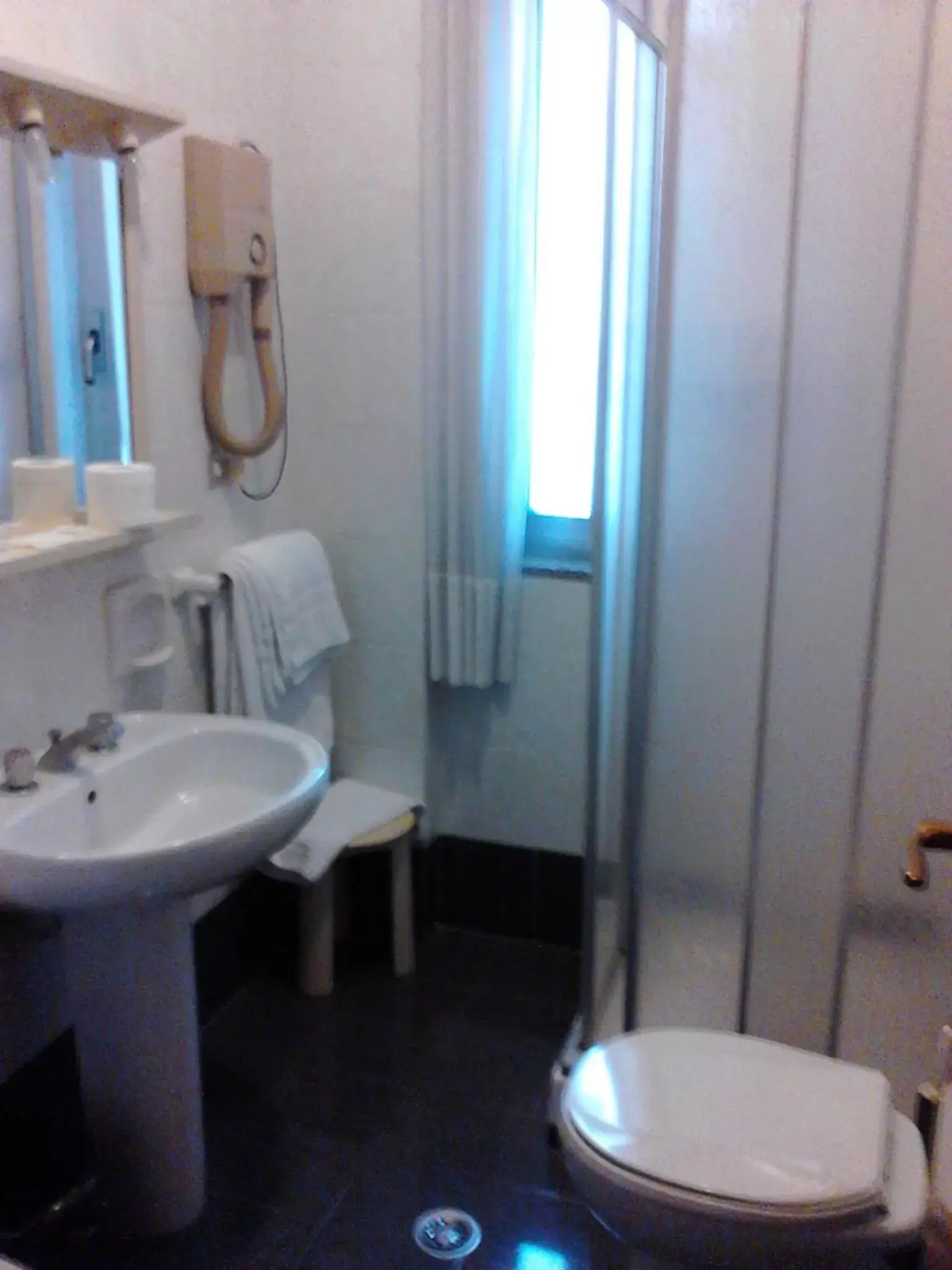 Day, Bathroom in Motel Forum