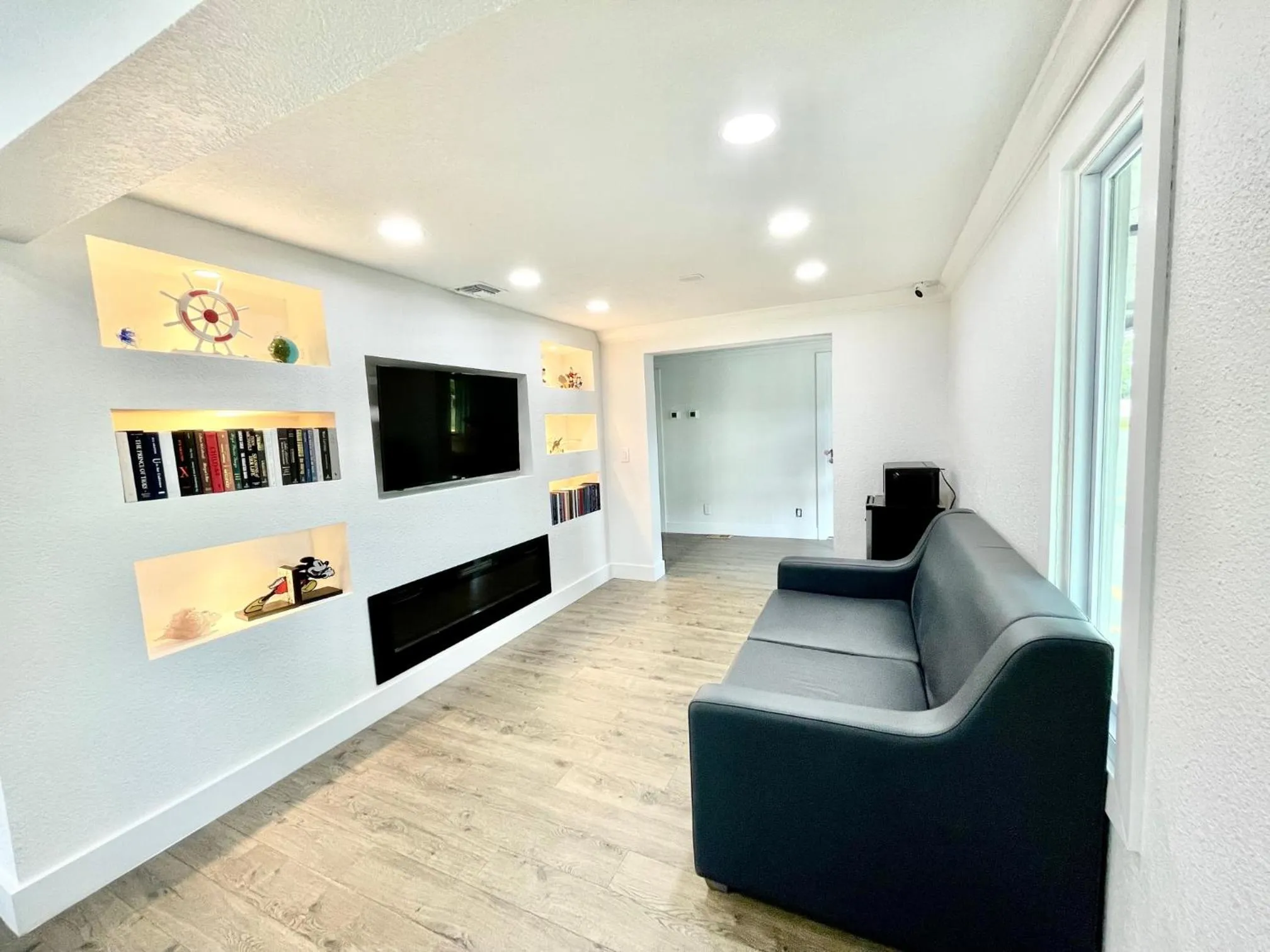 Communal lounge/ TV room in Super 8 by Wyndham Kissimmee-Orlando