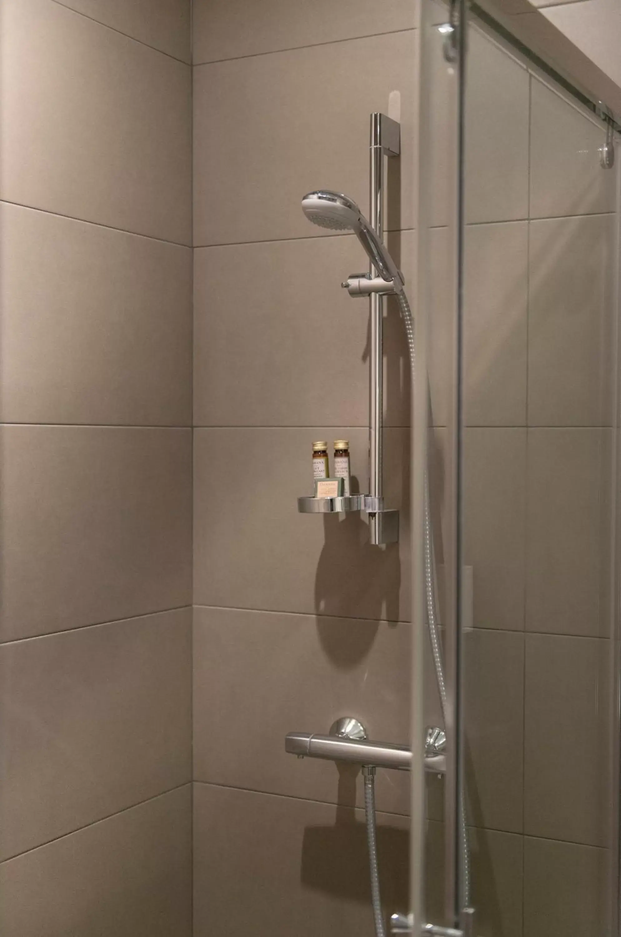 Shower, Bathroom in Hotel Corona Rodier