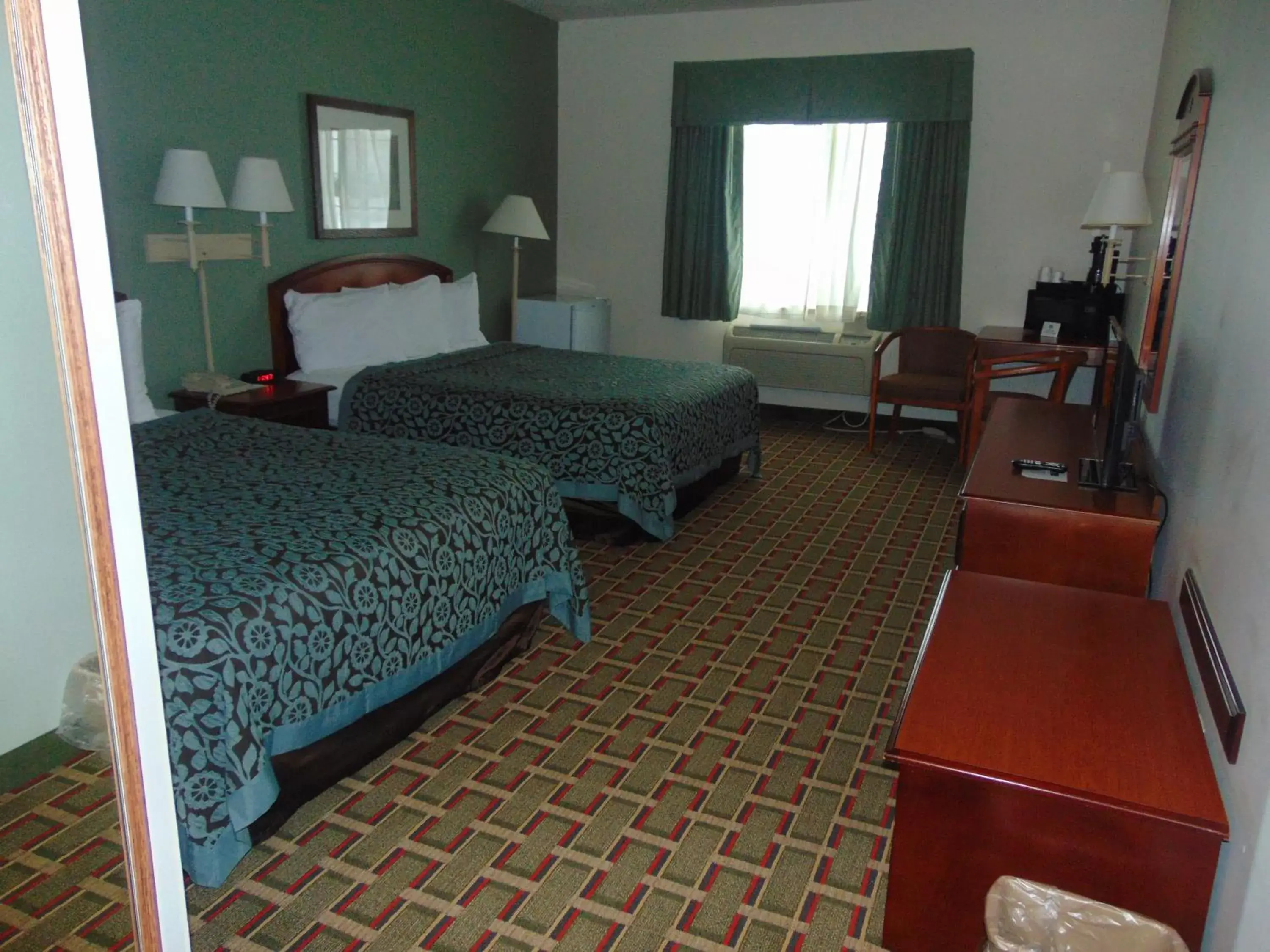 TV and multimedia in Days Inn by Wyndham Pentwater