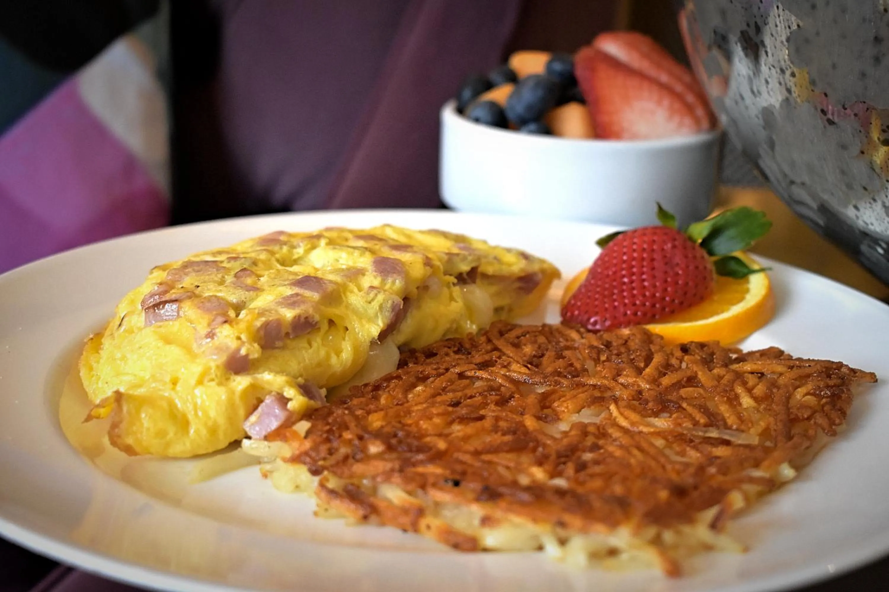 Breakfast in Seven Gables Inn, St Louis West, a Tribute Portfolio Hotel