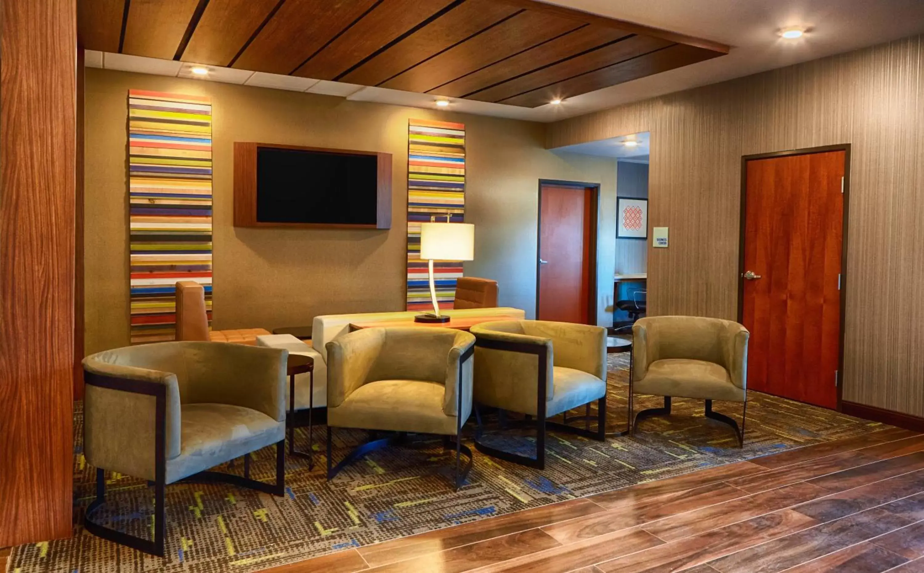 Lobby or reception, TV/Entertainment Center in Holiday Inn Express Bordentown - Trenton South, an IHG Hotel