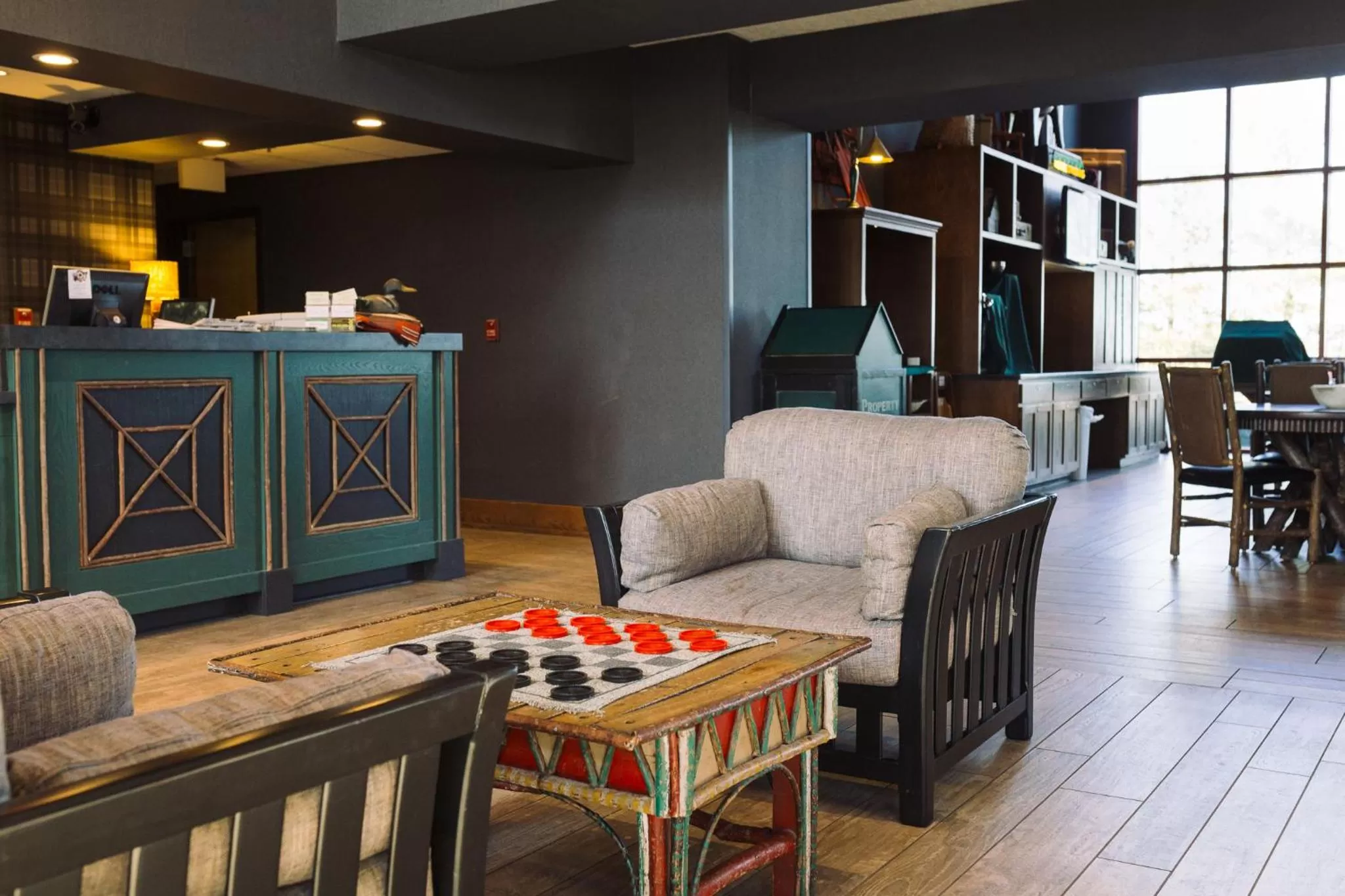 Seating area in Wildwood Lodge & Suites