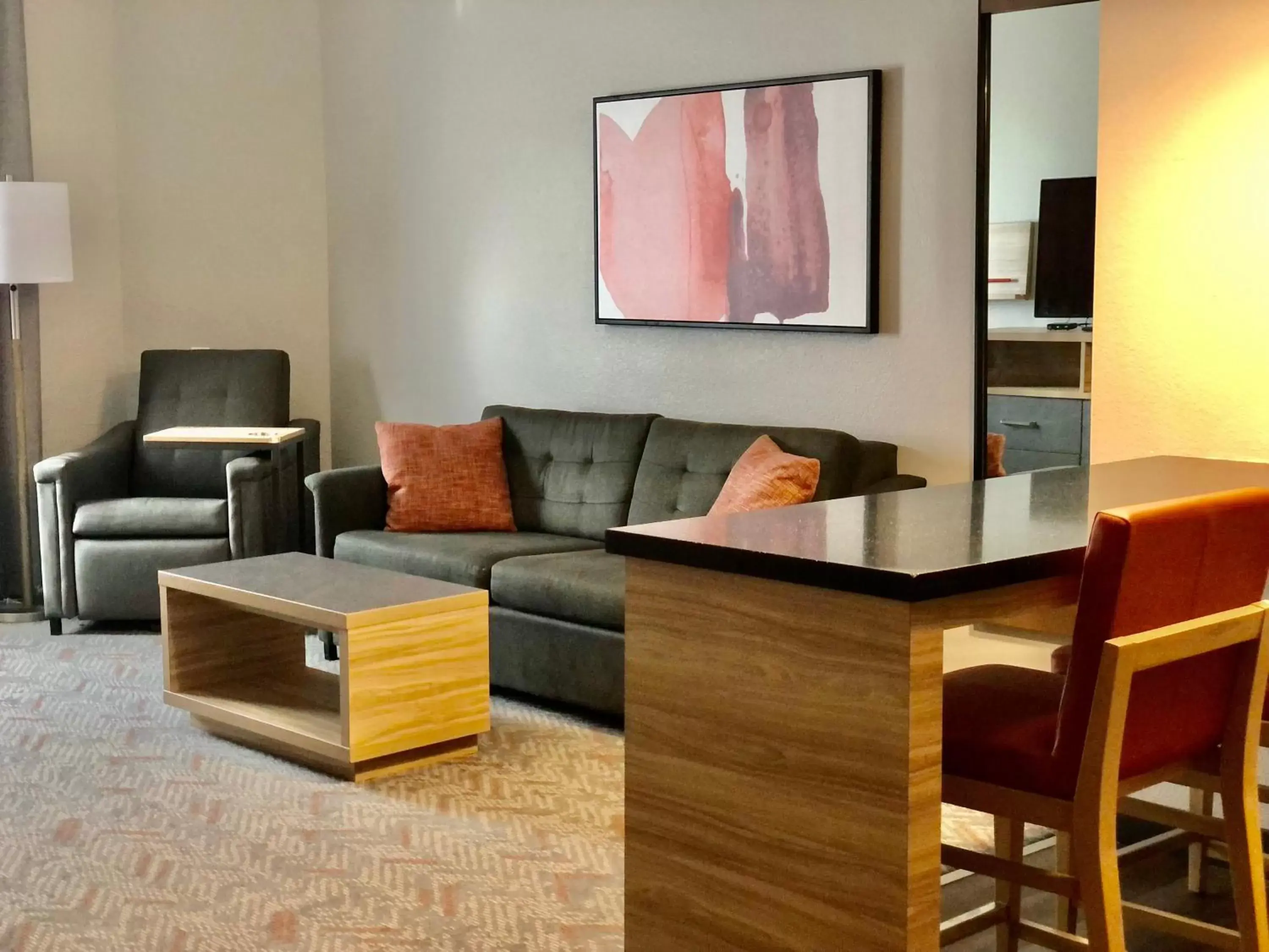 Living room, Seating Area in Candlewood Suites Mount Pleasant, an IHG Hotel