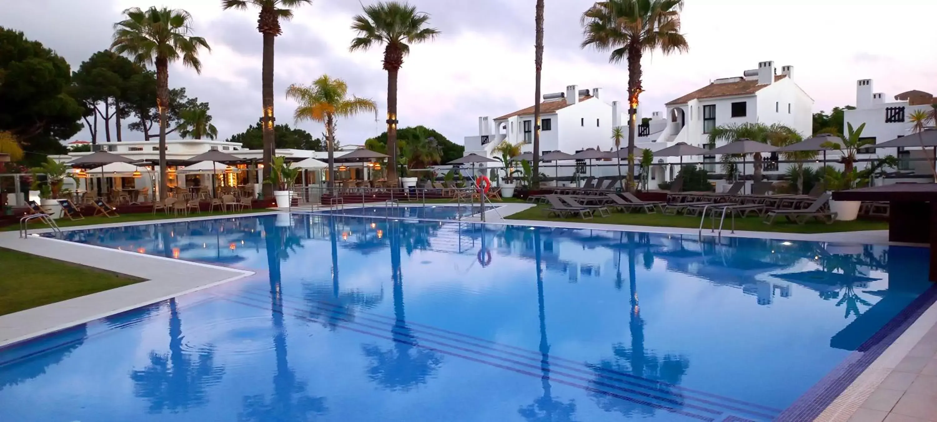 Swimming Pool in Apartamentos Honorio - Pool and Garden