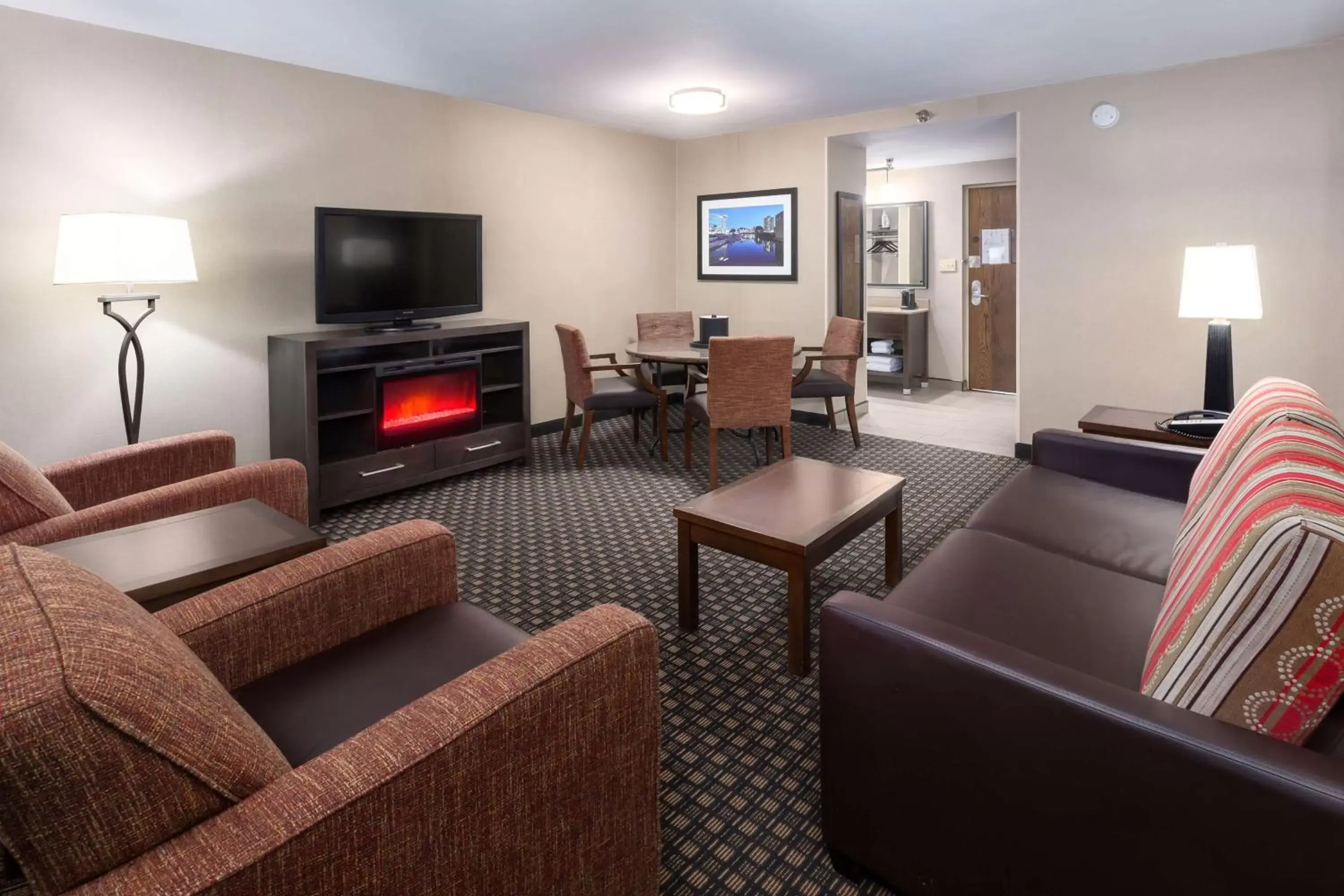 Bedroom, Seating Area in Best Western Plus Ramkota Hotel