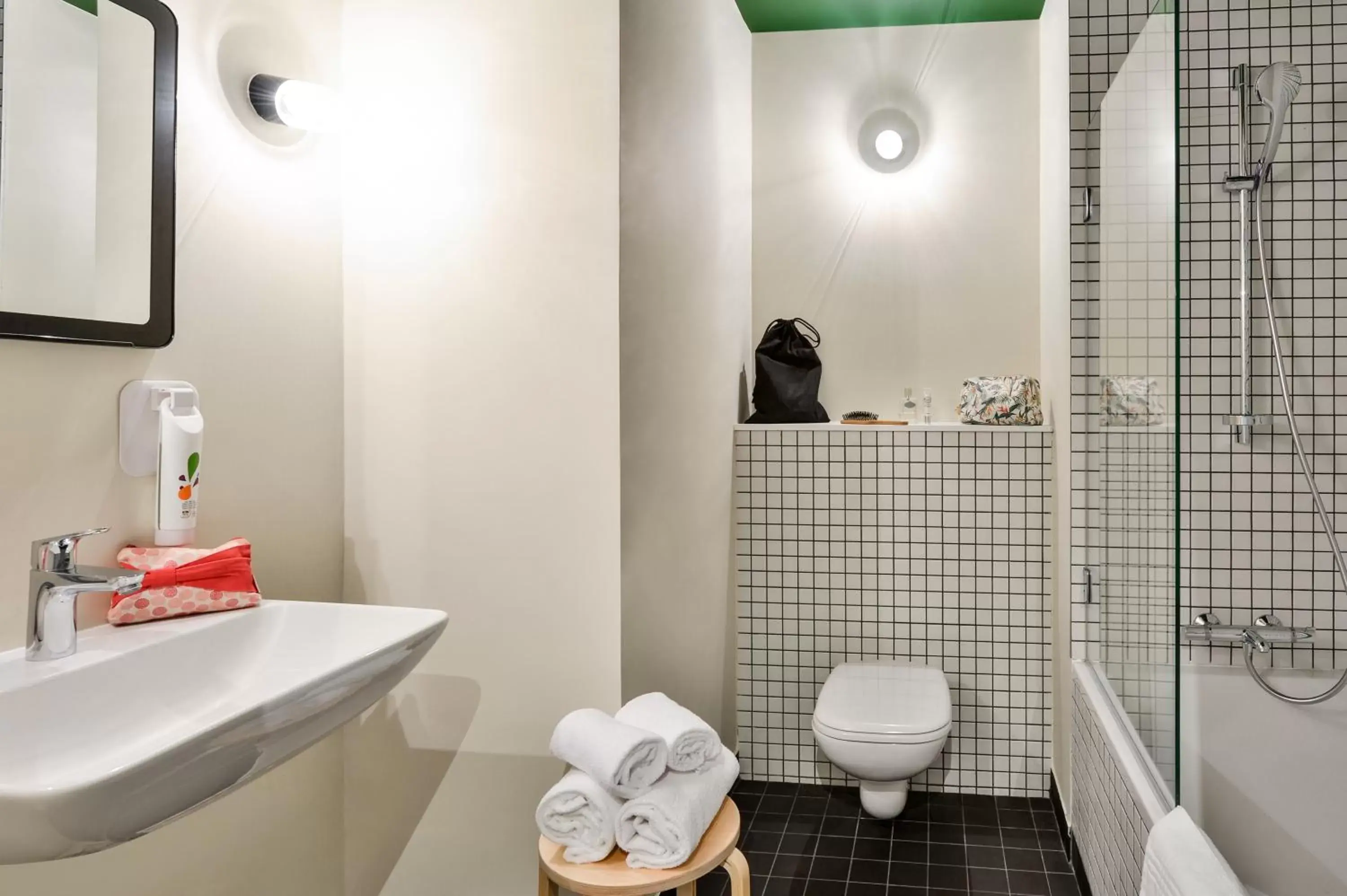 Bathroom in ibis Styles Lyon Meyzieu Stadium