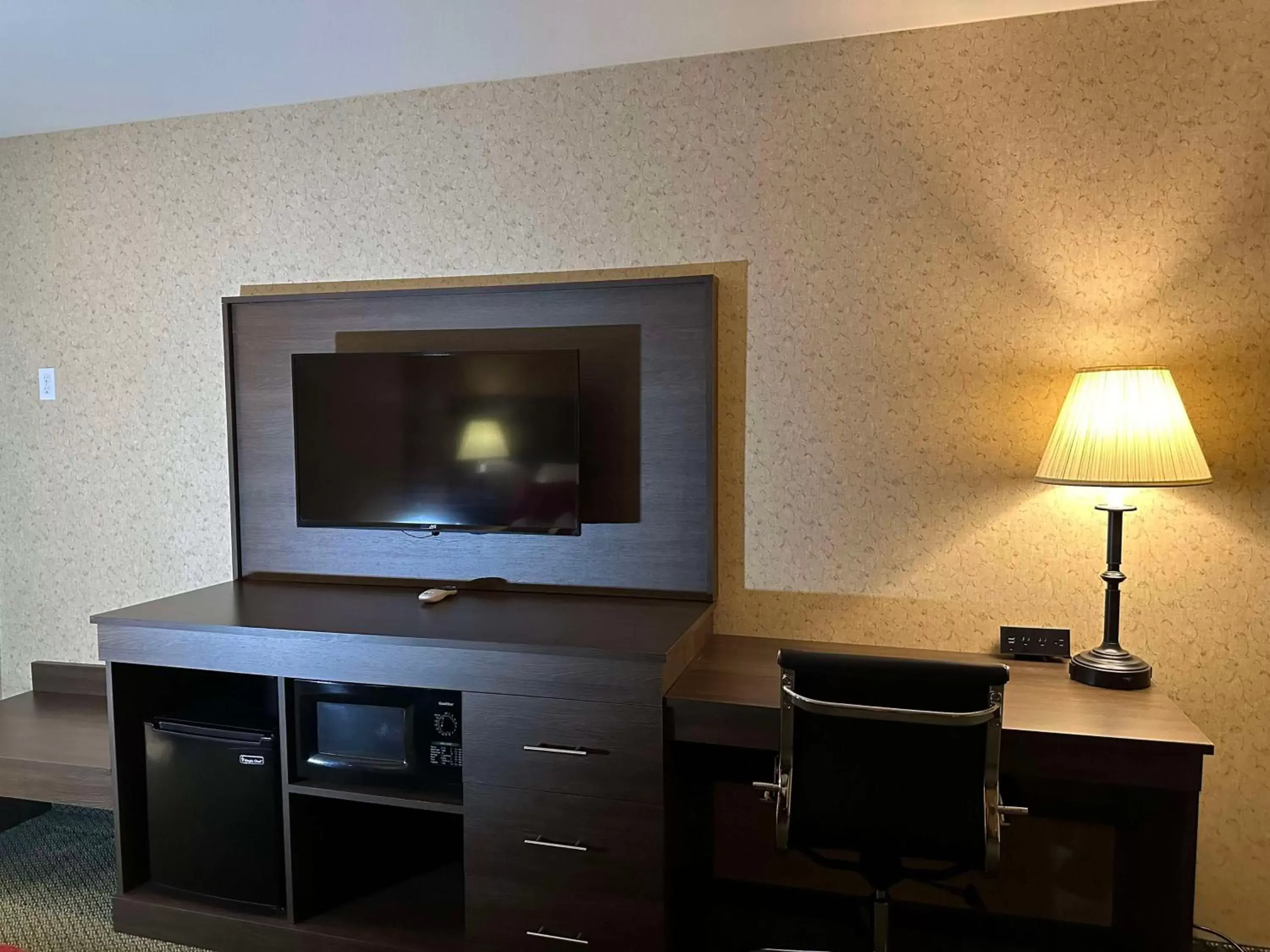 Bedroom, TV/Entertainment Center in SureStay Plus by Best Western Enterprise
