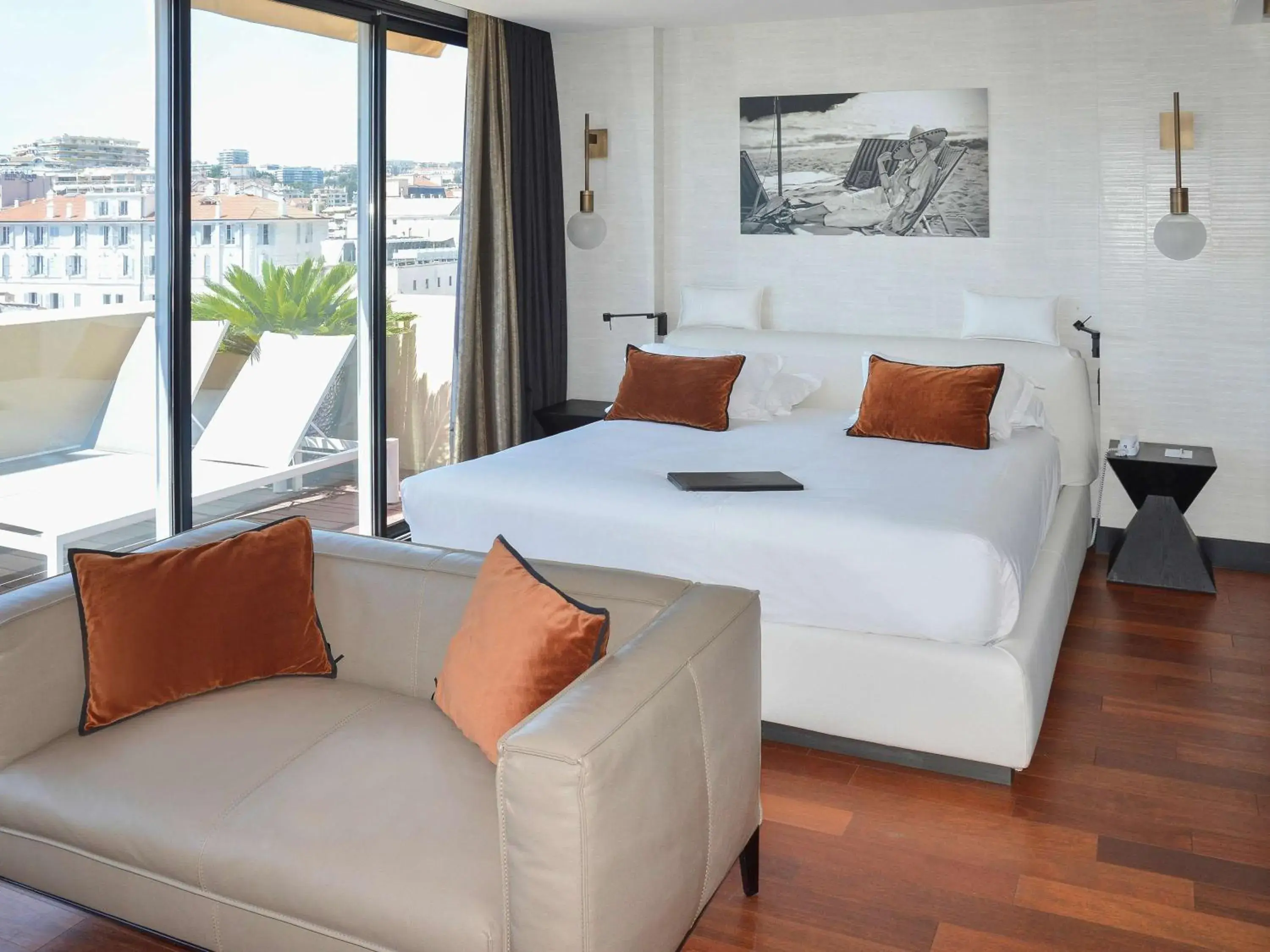 Photo of the whole room, Bed in Cannes Center Univers Hotel (future Mercure)