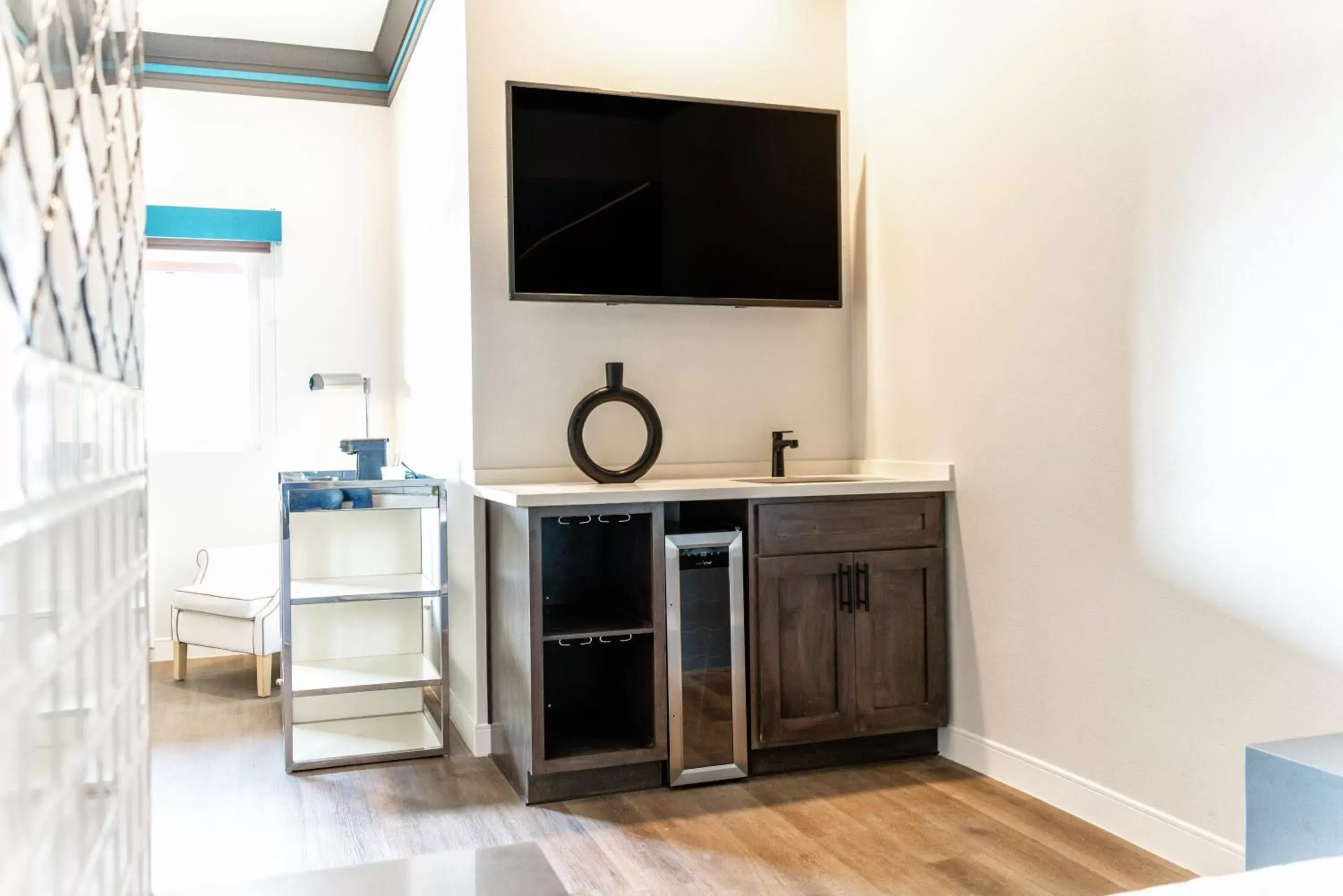 TV and multimedia, Kitchen/Kitchenette in Aspire Inn Studios & Spas