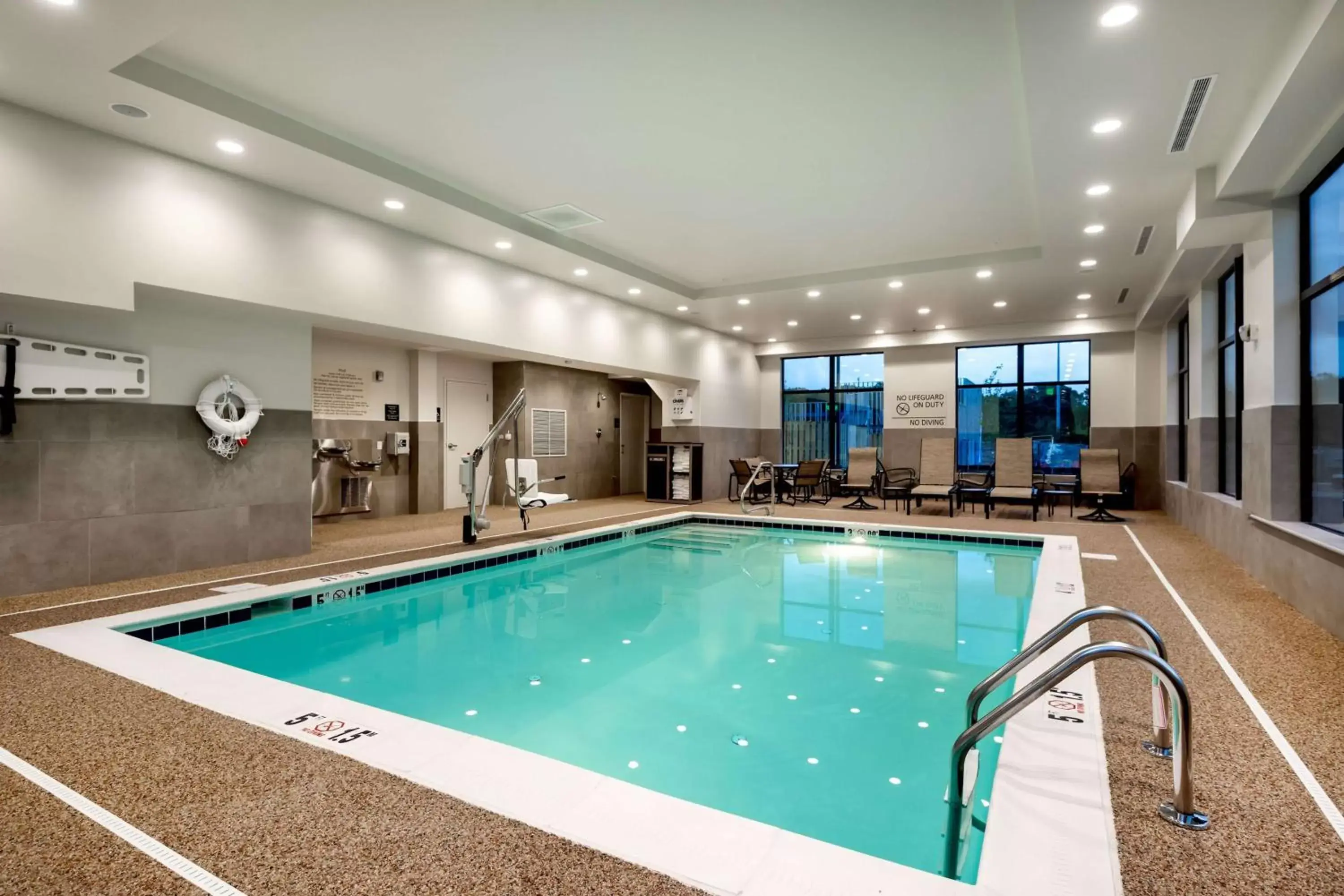 Swimming Pool in Hampton Inn Baltimore Bayview Campus