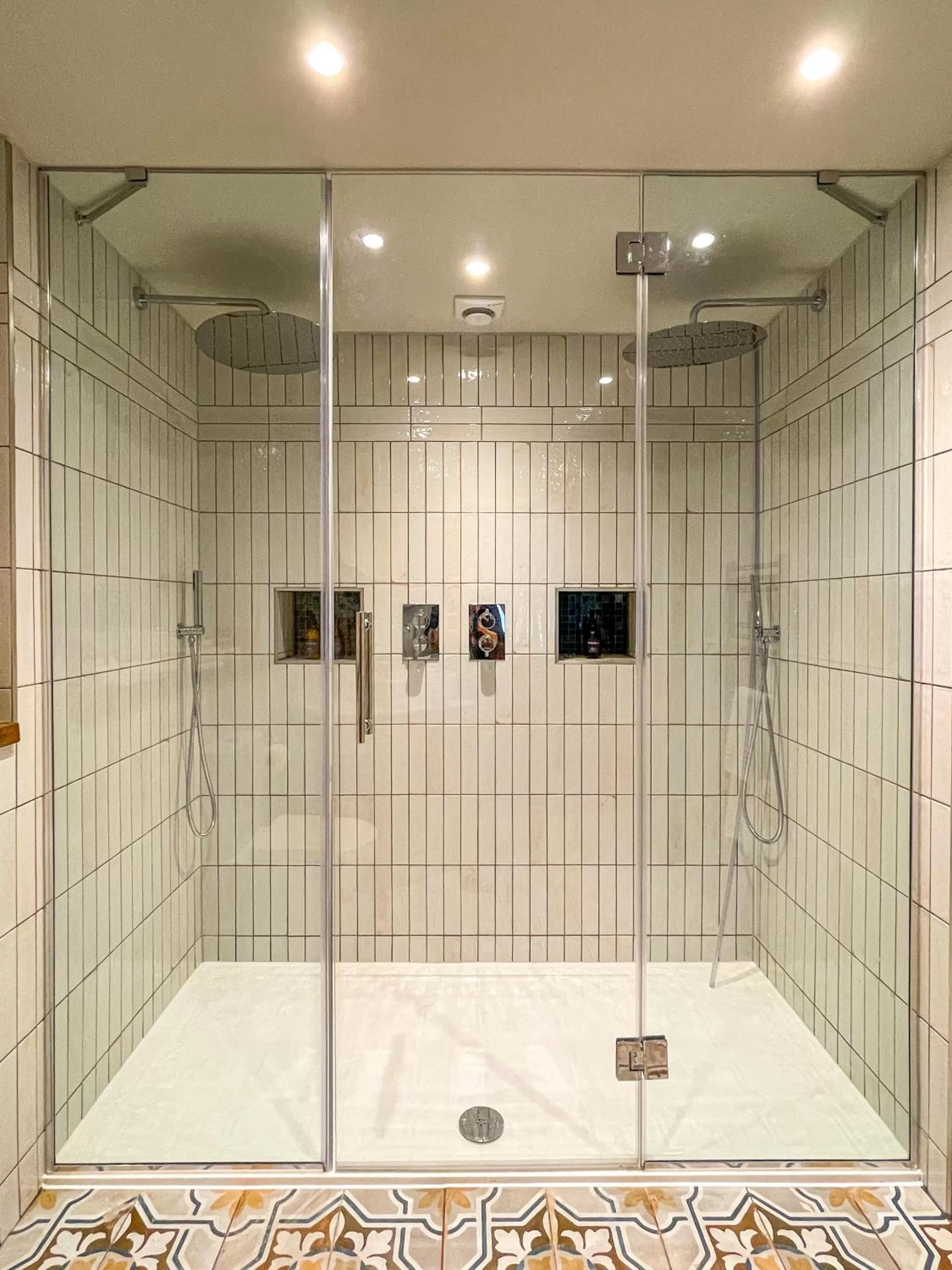 Shower in Parador 44