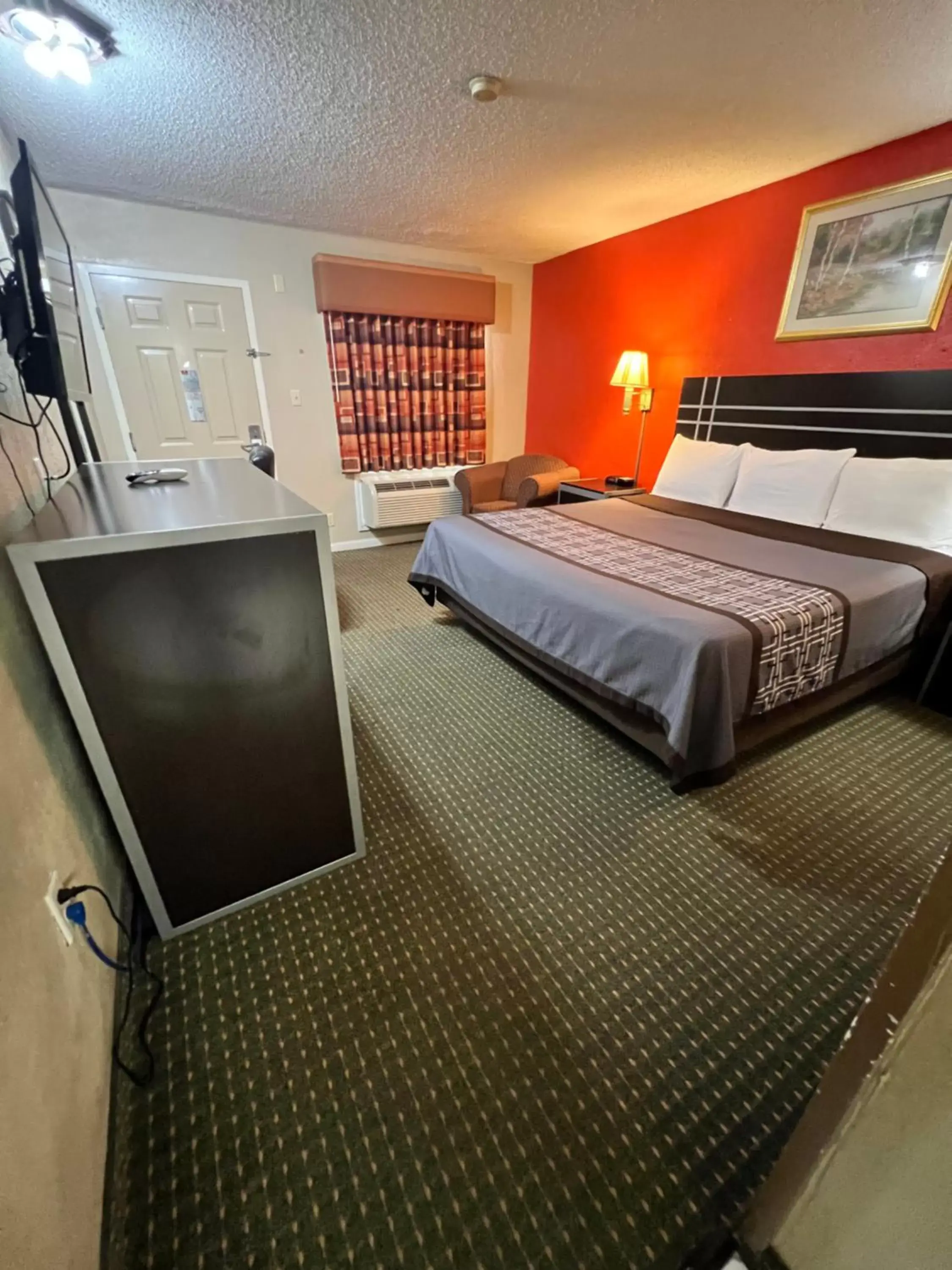 Bed in Continental Inn and Suites