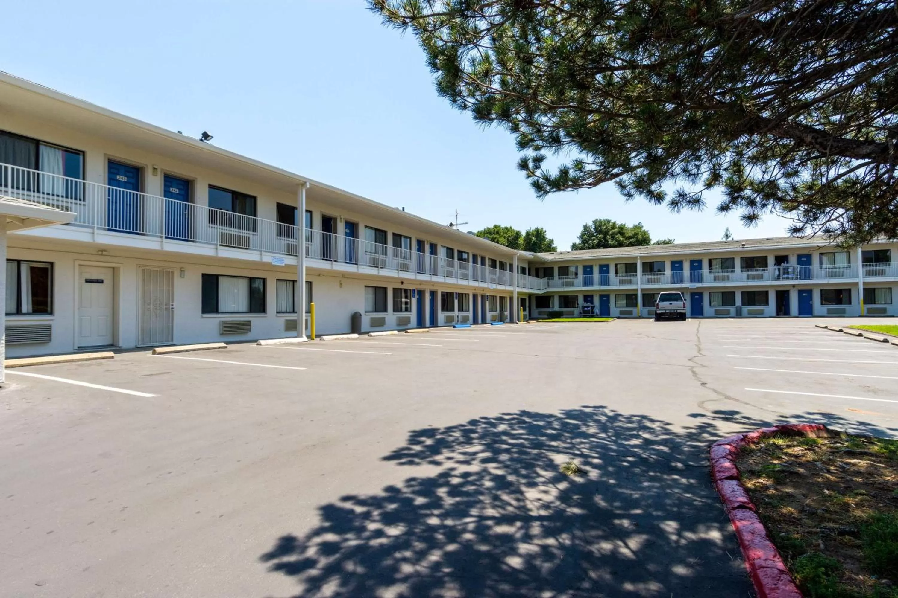 Property building in Motel 6-Redding, CA - Central