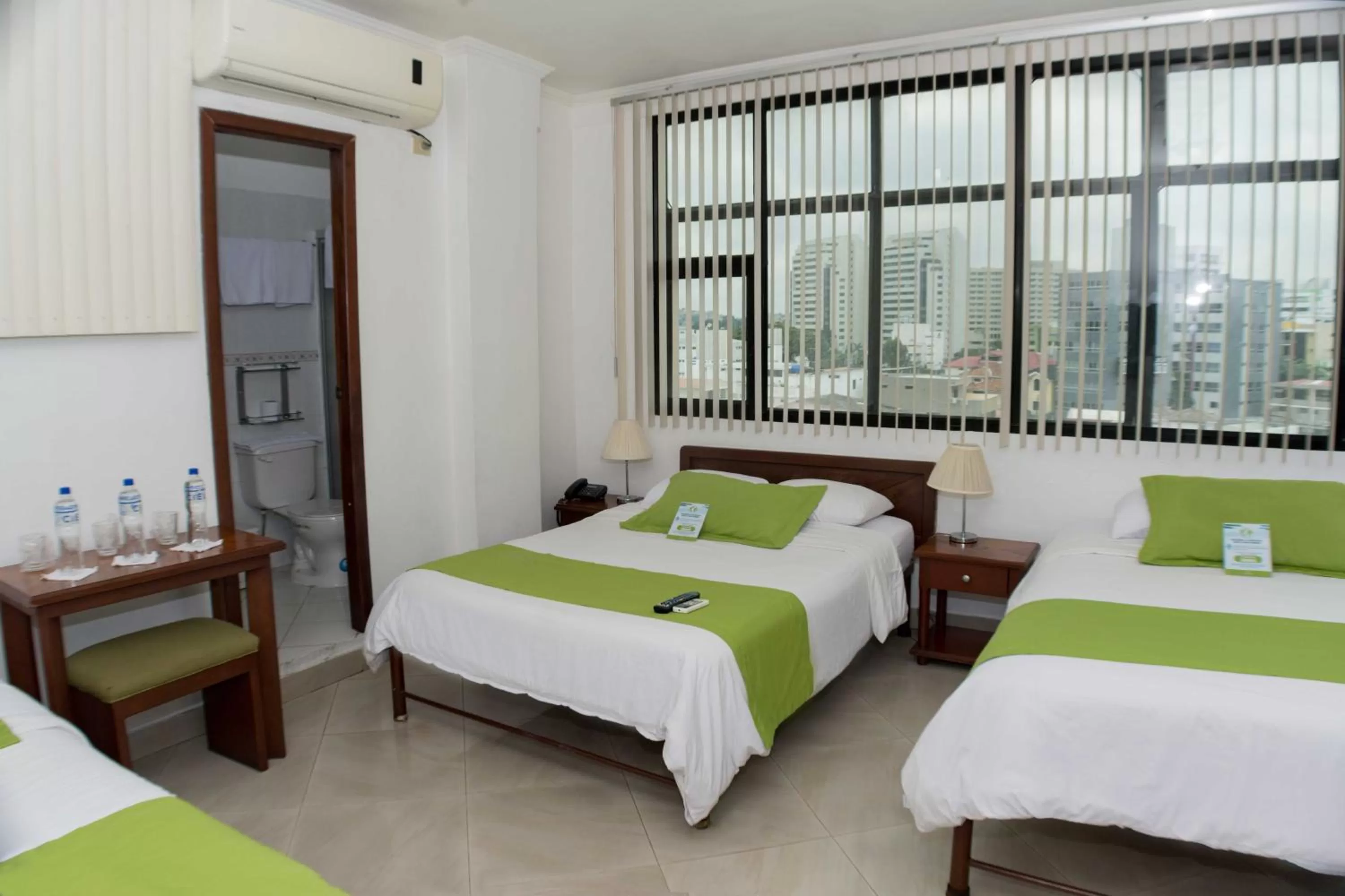 Bed in Hotel Castell - Cerca Del Aeropuerto