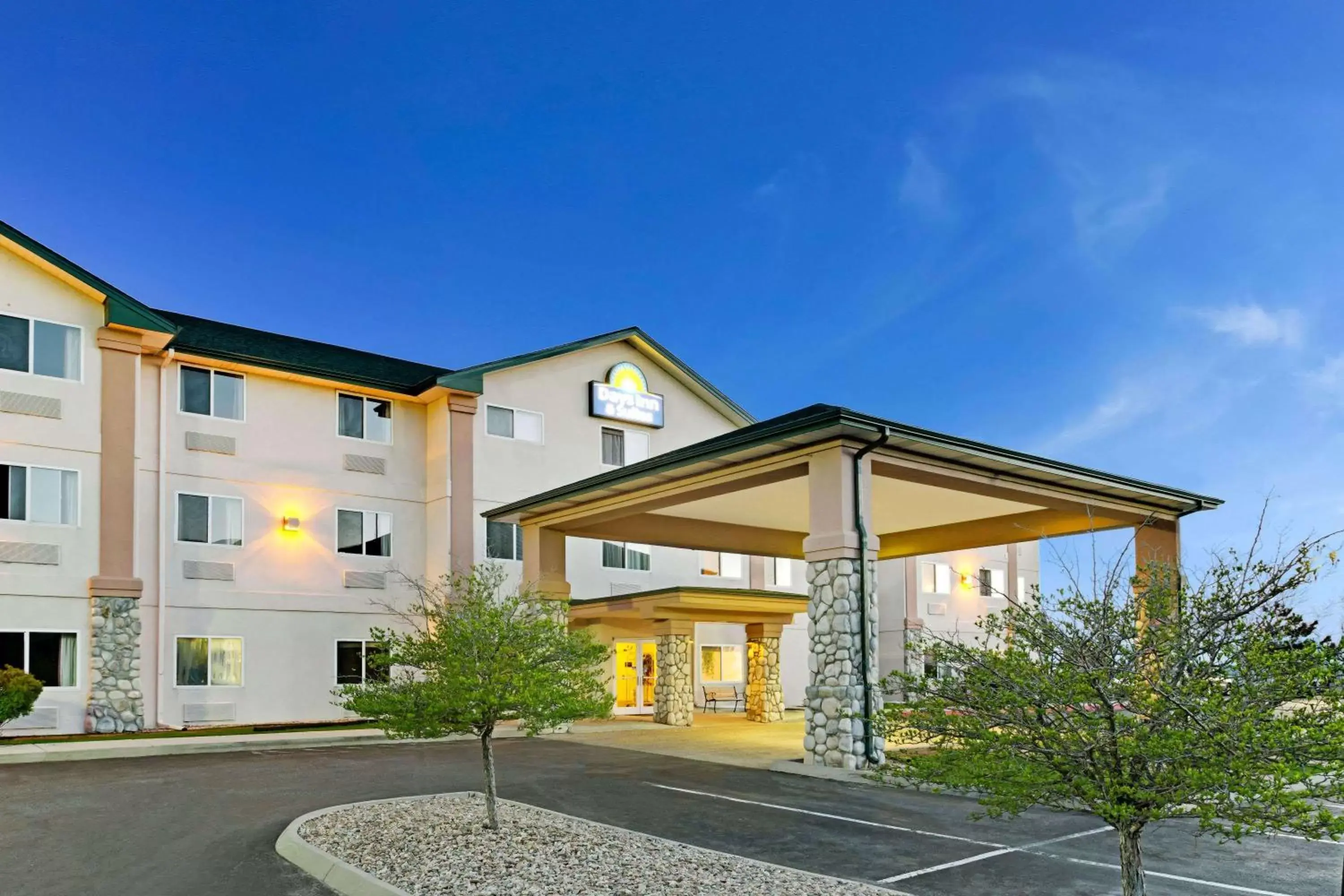 Property Building in Days Inn & Suites by Wyndham Castle Rock