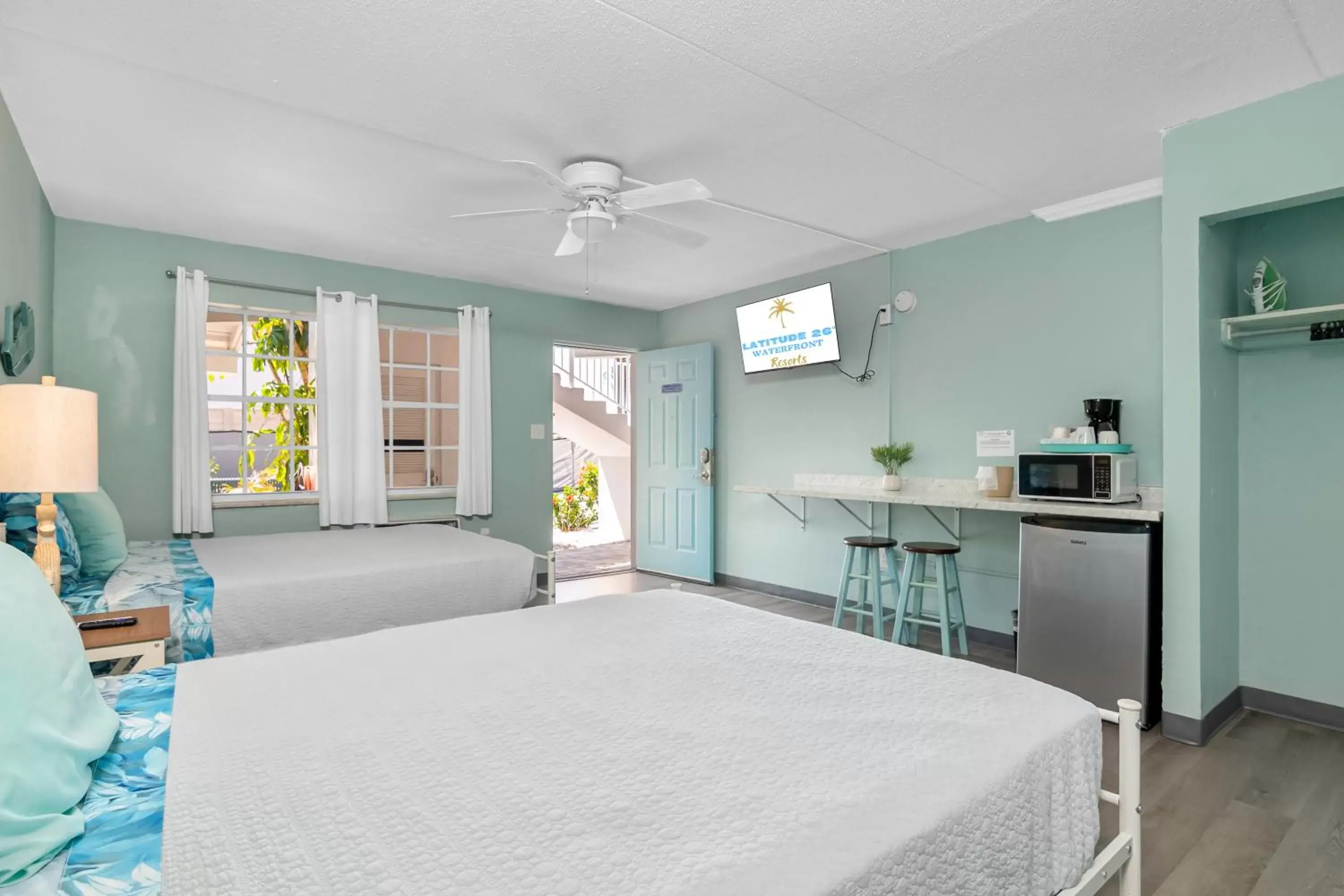 Kitchen or kitchenette in Latitude 26 Waterfront Boutique Resort - Fort Myers Beach