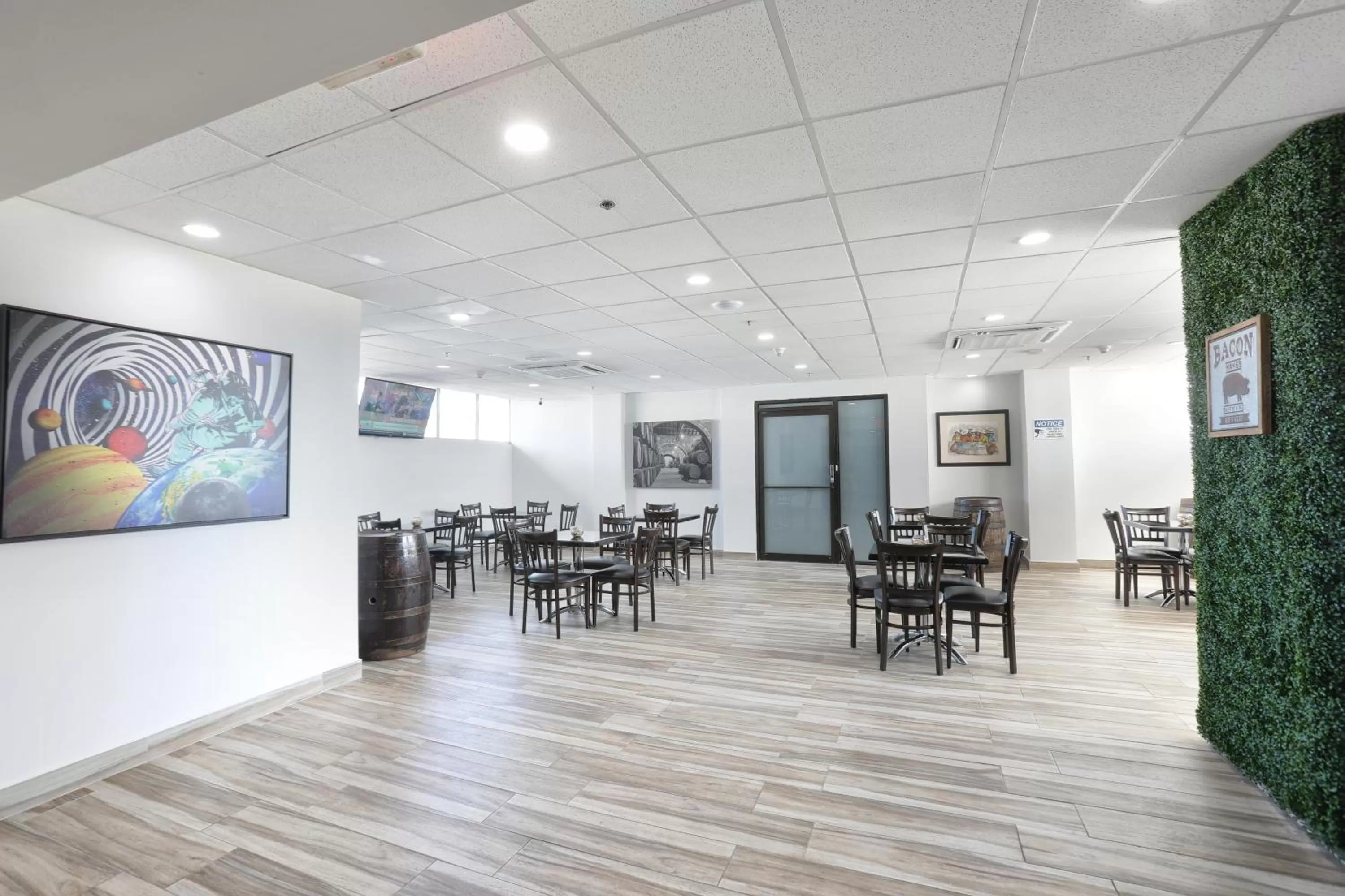 Restaurant/places to eat in San Juan Airport Hotel